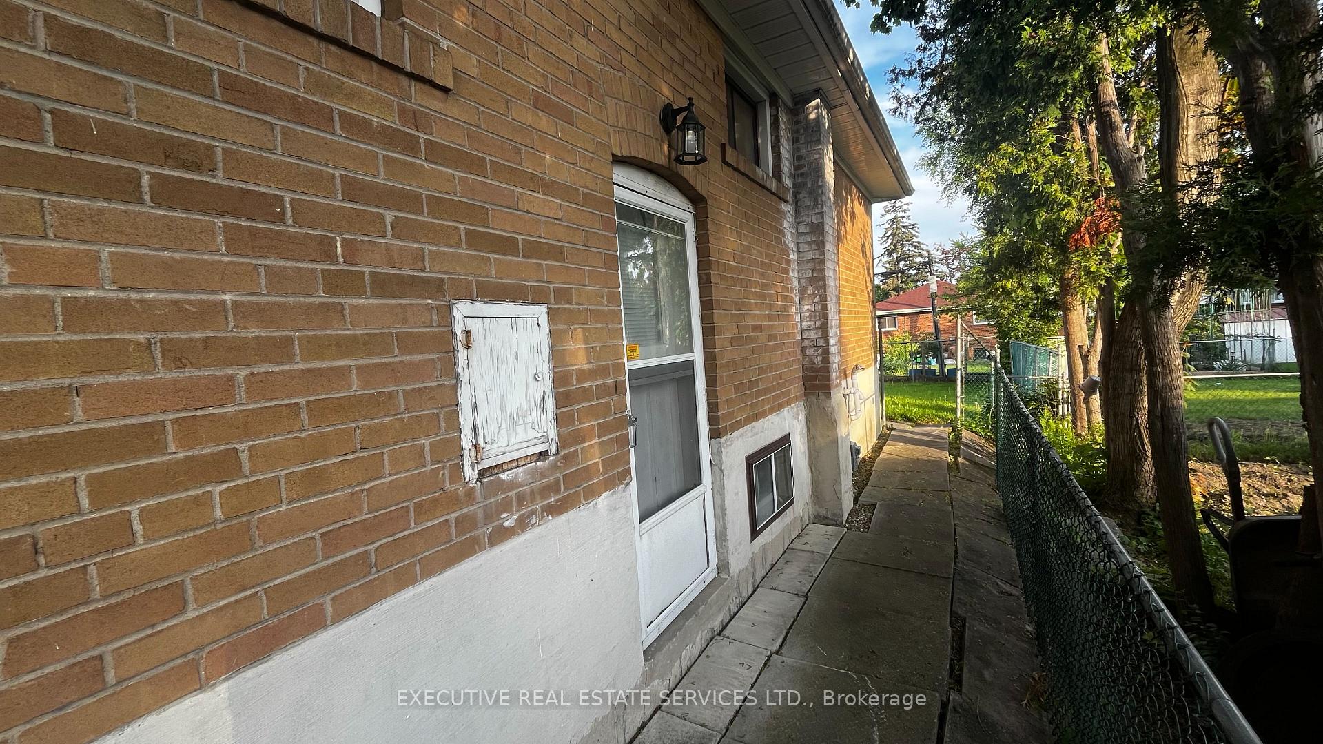 Photo 23 of 41 Ludgate Drive, Etobicoke, Rexdale-Kipling — HOMEH
