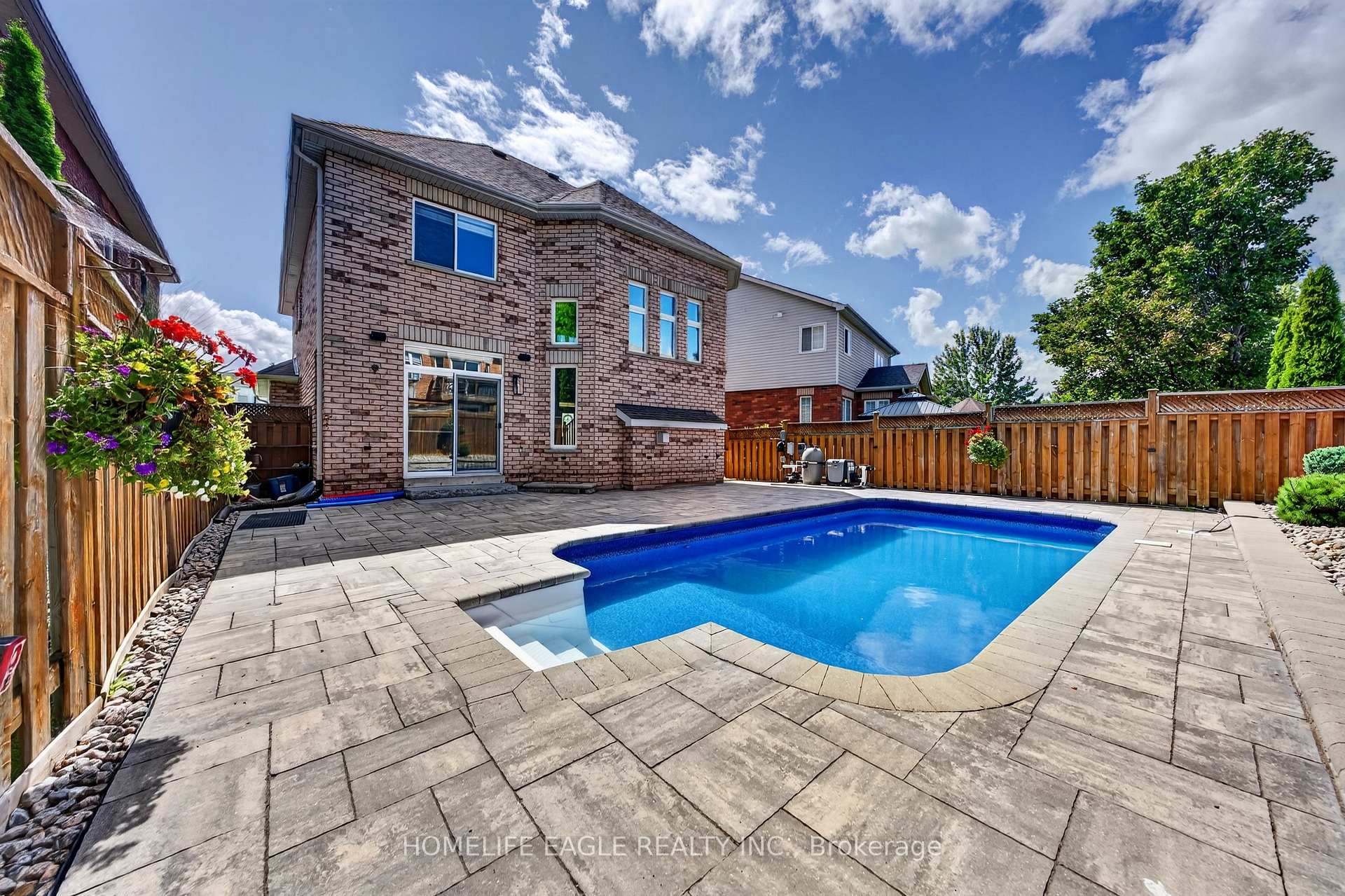 Photo 3 of 12 Kensington Trail, Barrie, Innis-Shore — HOMEH