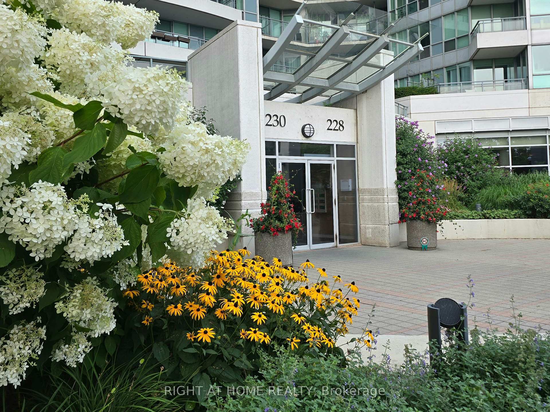 Photo 2 of Unit 506, 228 Queens Quay W, Toronto, Waterfront Communities — HOMEH