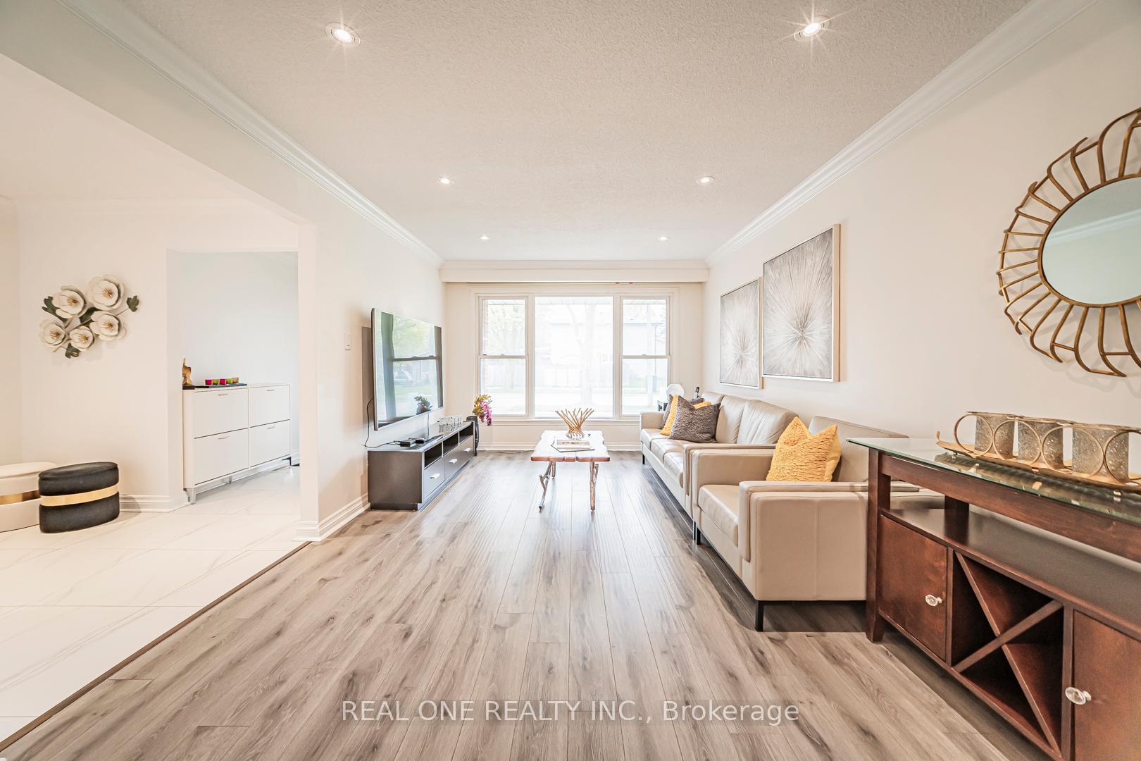 Photo 4 of 133 Risebrough Circuit, Markham, Milliken Mills West — HOMEH