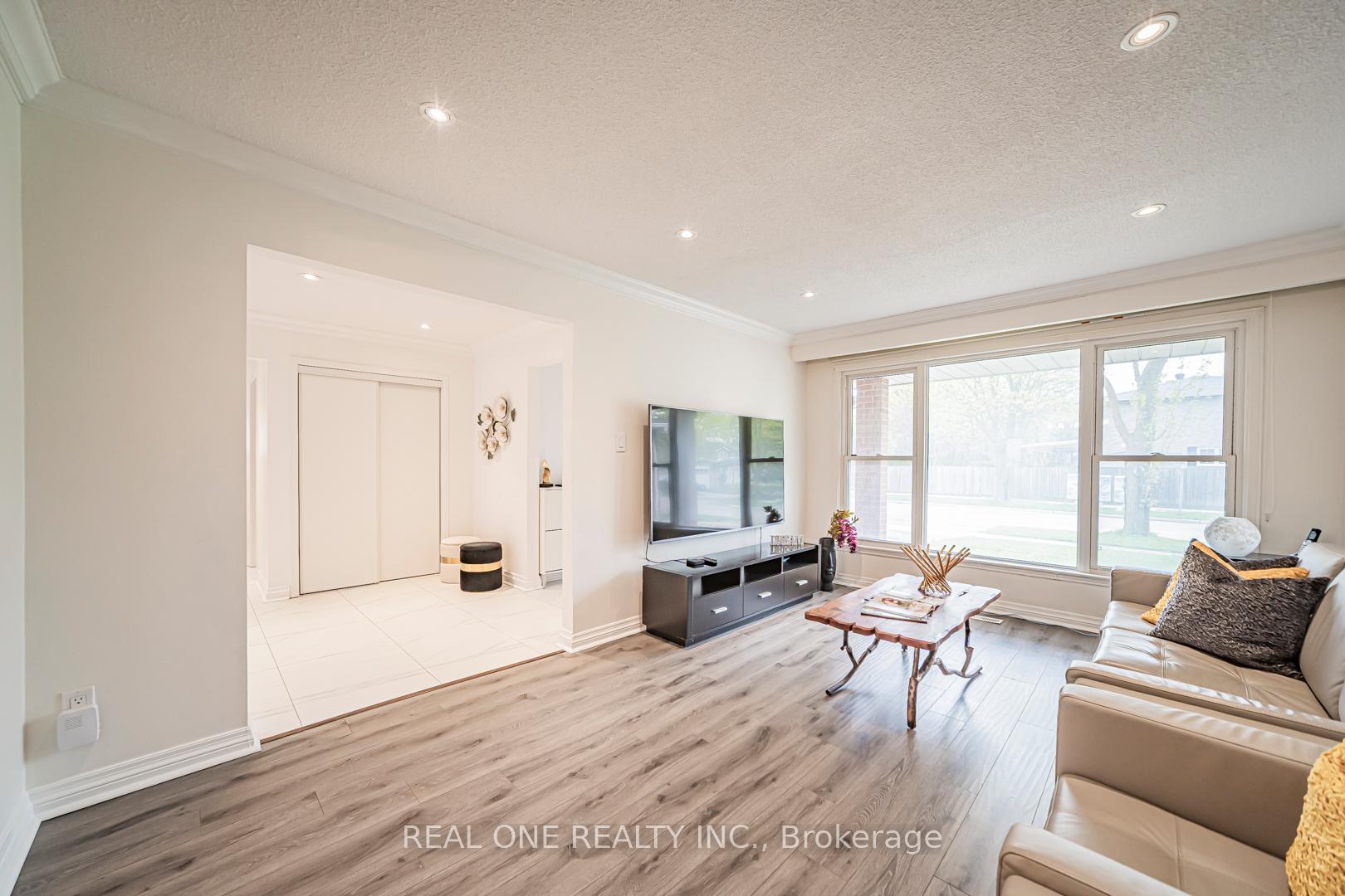Photo 5 of 133 Risebrough Circuit, Markham, Milliken Mills West — HOMEH