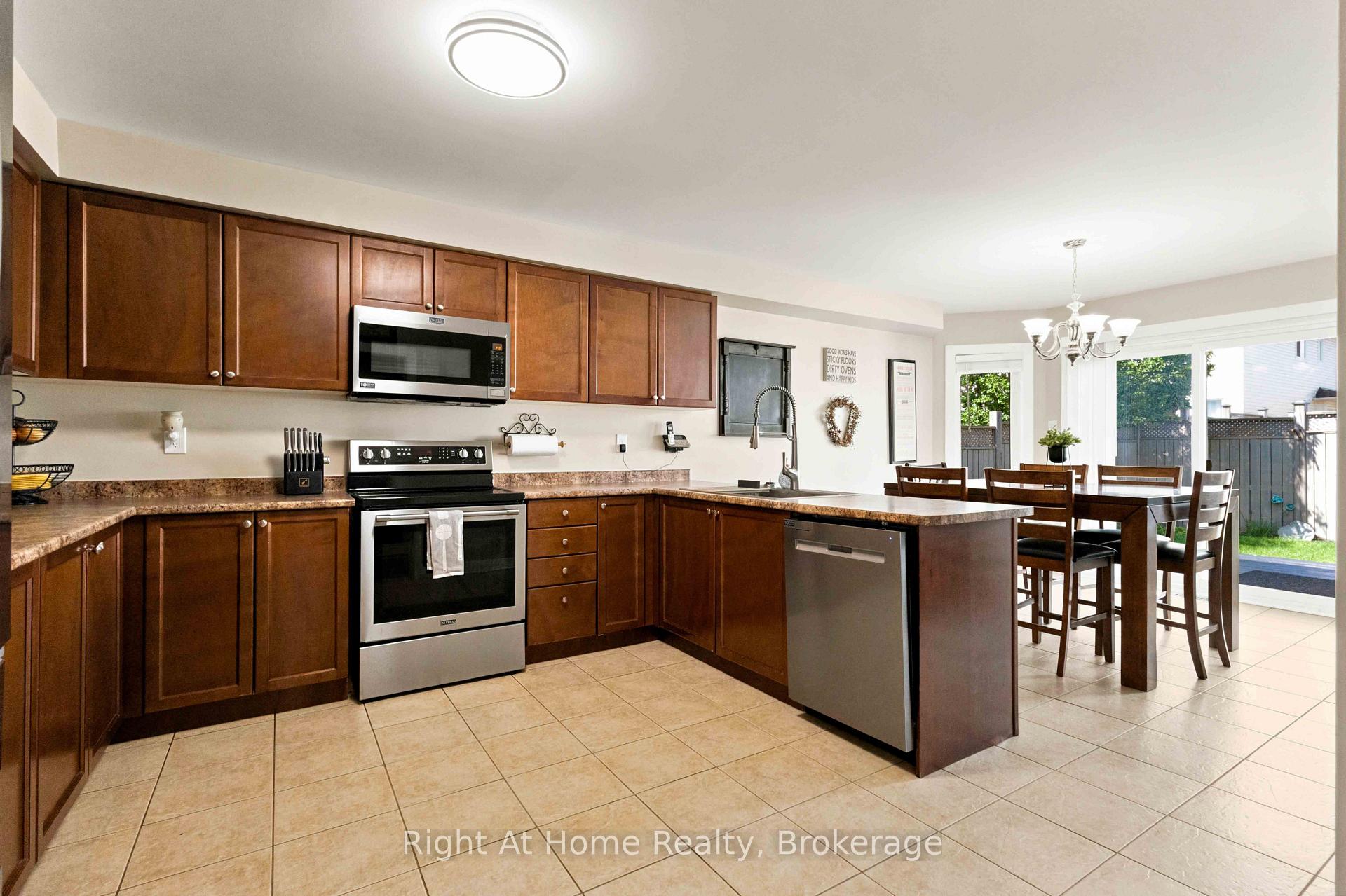 Photo 10 of 149 Dadson Drive, Clarington, Bowmanville — HOMEH