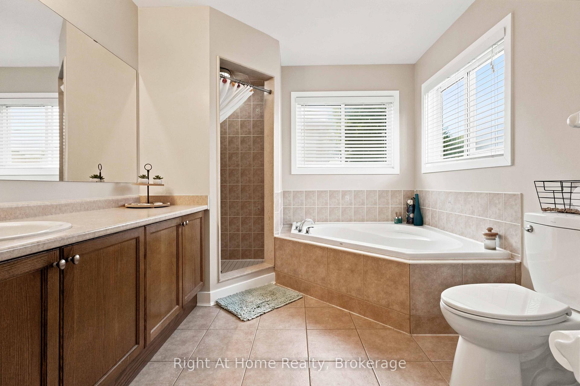 Photo 16 of 149 Dadson Drive, Clarington, Bowmanville — HOMEH