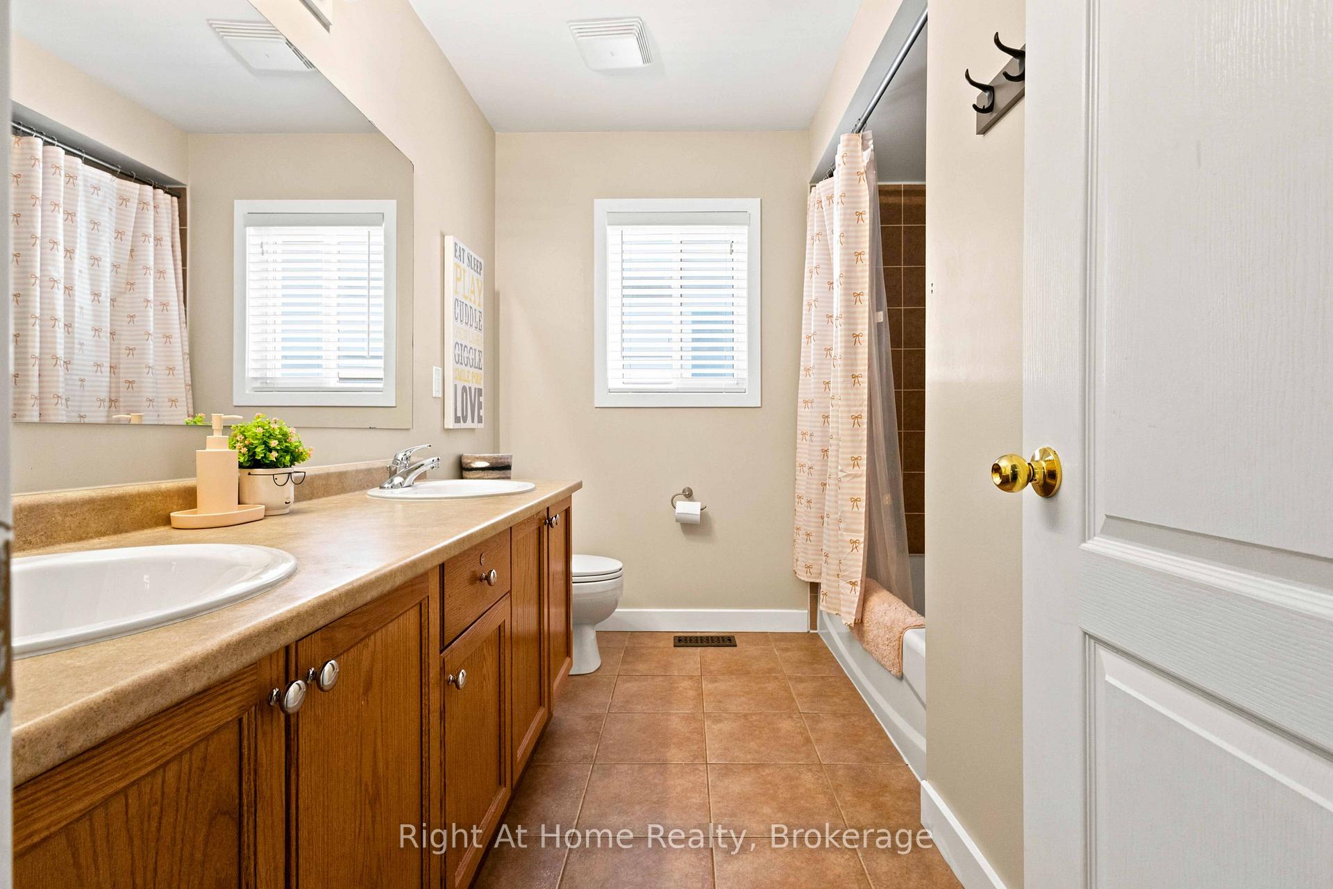 Photo 20 of 149 Dadson Drive, Clarington, Bowmanville — HOMEH