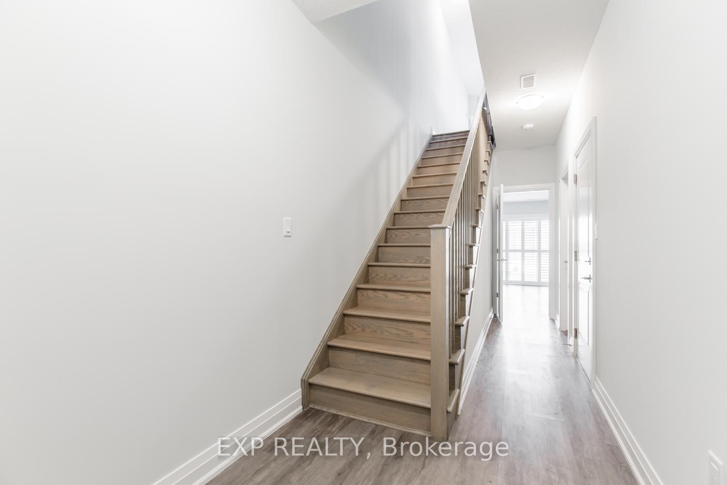 Photo 3 of 21 Bayberry Lane, Hamilton, Mount Hope — HOMEH