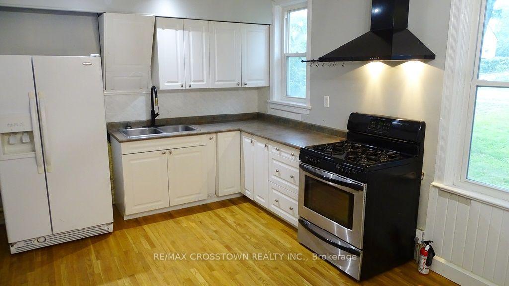 Photo 5 of 39 Grove Street W, Barrie, Queen's Park — HOMEH