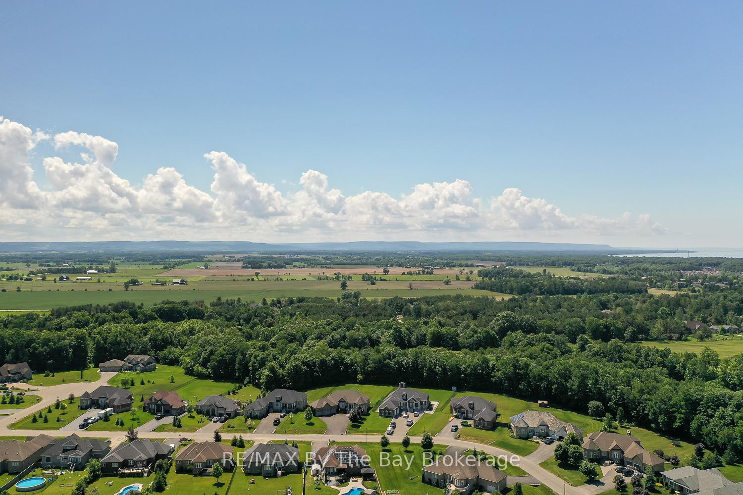 Photo 12 of 10 Basswood Drive, Wasaga Beach — HOMEH