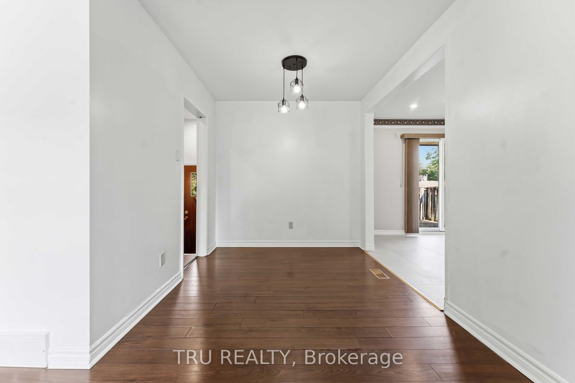 Photo 11 of 19 Ellery Crescent, Ottawa, Bells Corners — HOMEH