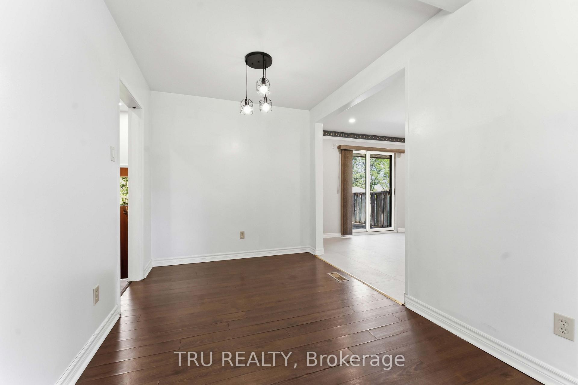 Photo 12 of 19 Ellery Crescent, Ottawa, Bells Corners — HOMEH