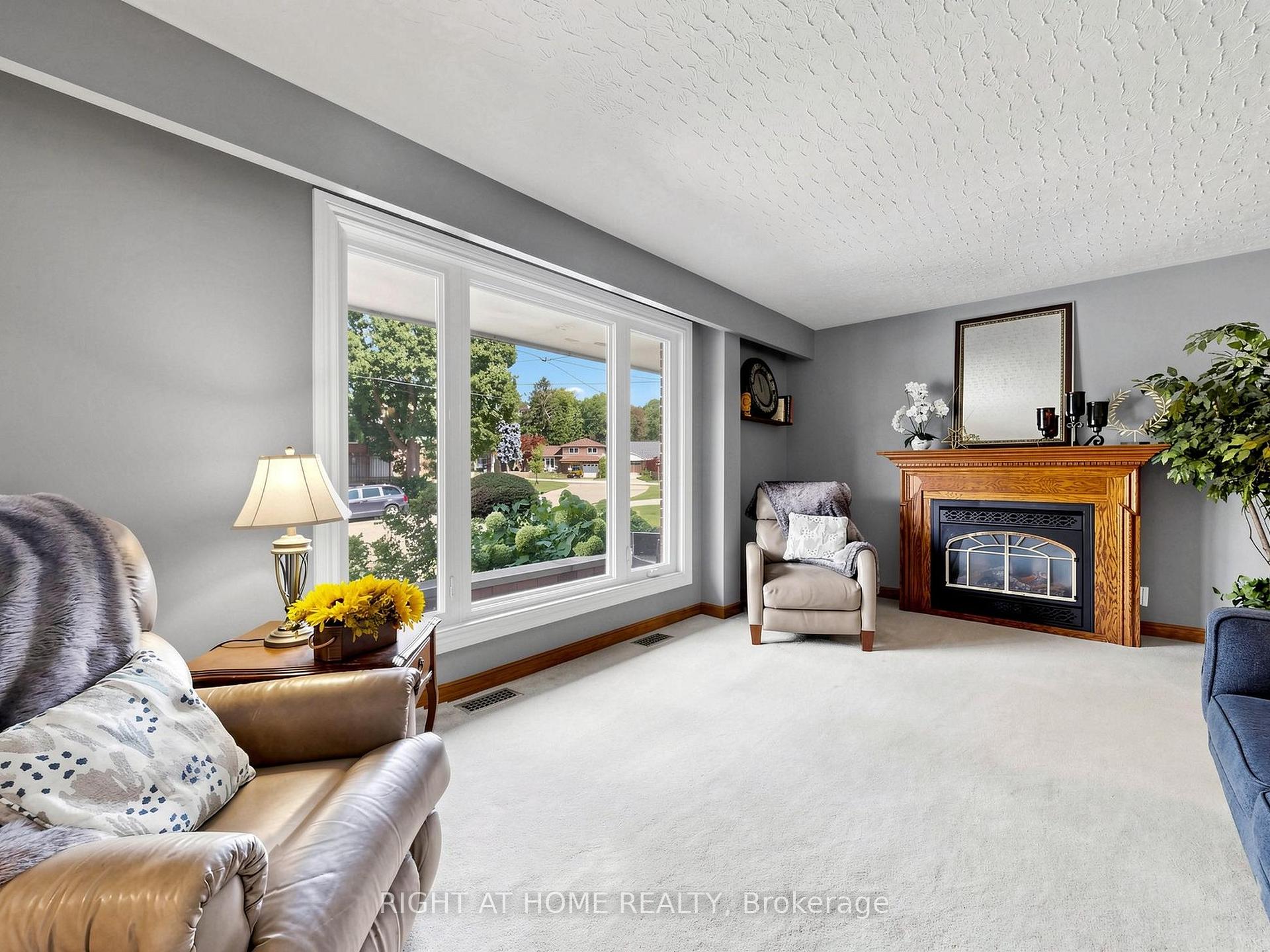 Photo 3 of 479 Bernhard Crescent, Oshawa, O'Neill — HOMEH