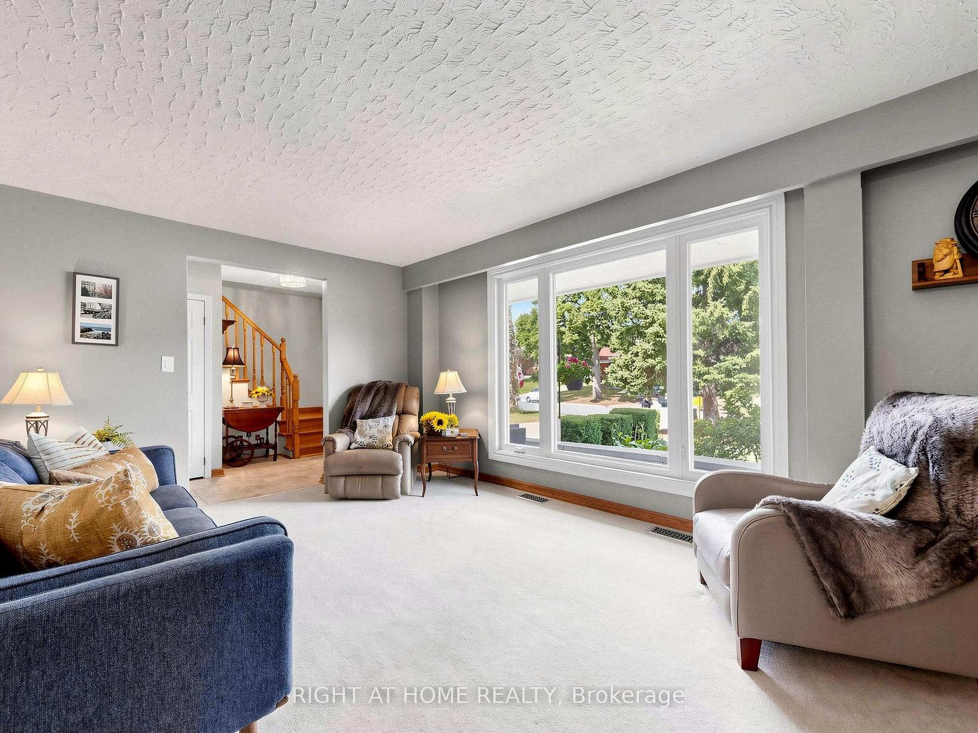Photo 4 of 479 Bernhard Crescent, Oshawa, O'Neill — HOMEH