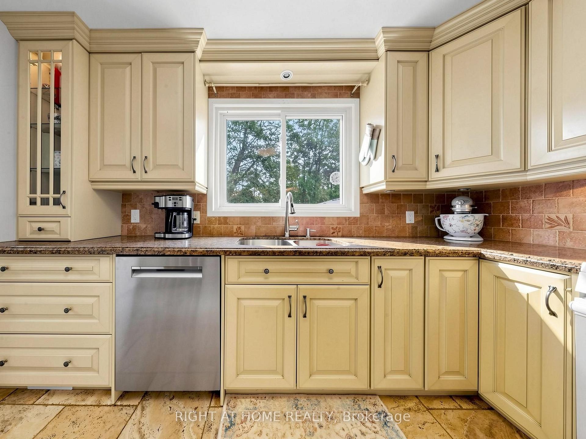 Photo 5 of 479 Bernhard Crescent, Oshawa, O'Neill — HOMEH