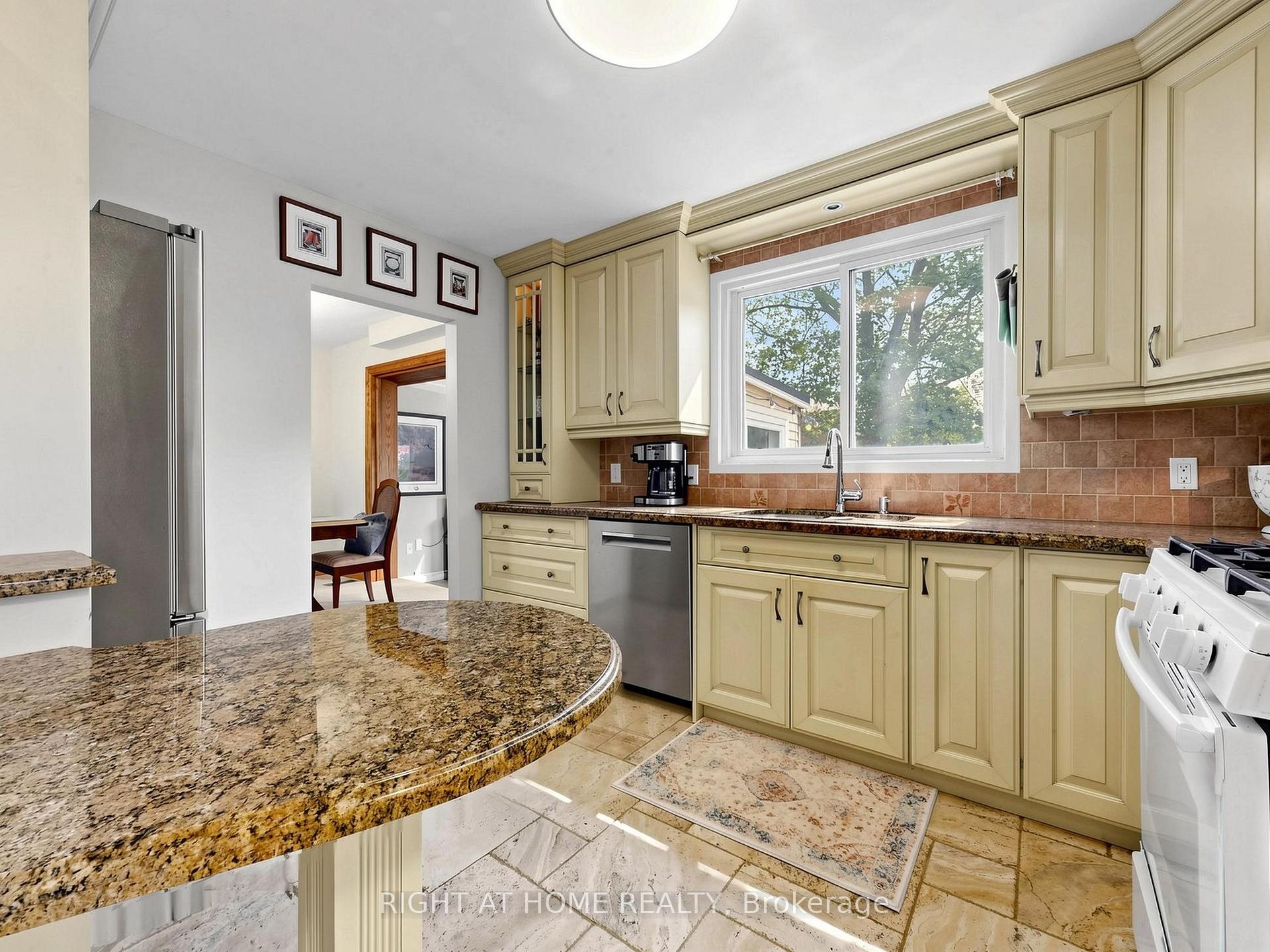 Photo 6 of 479 Bernhard Crescent, Oshawa, O'Neill — HOMEH