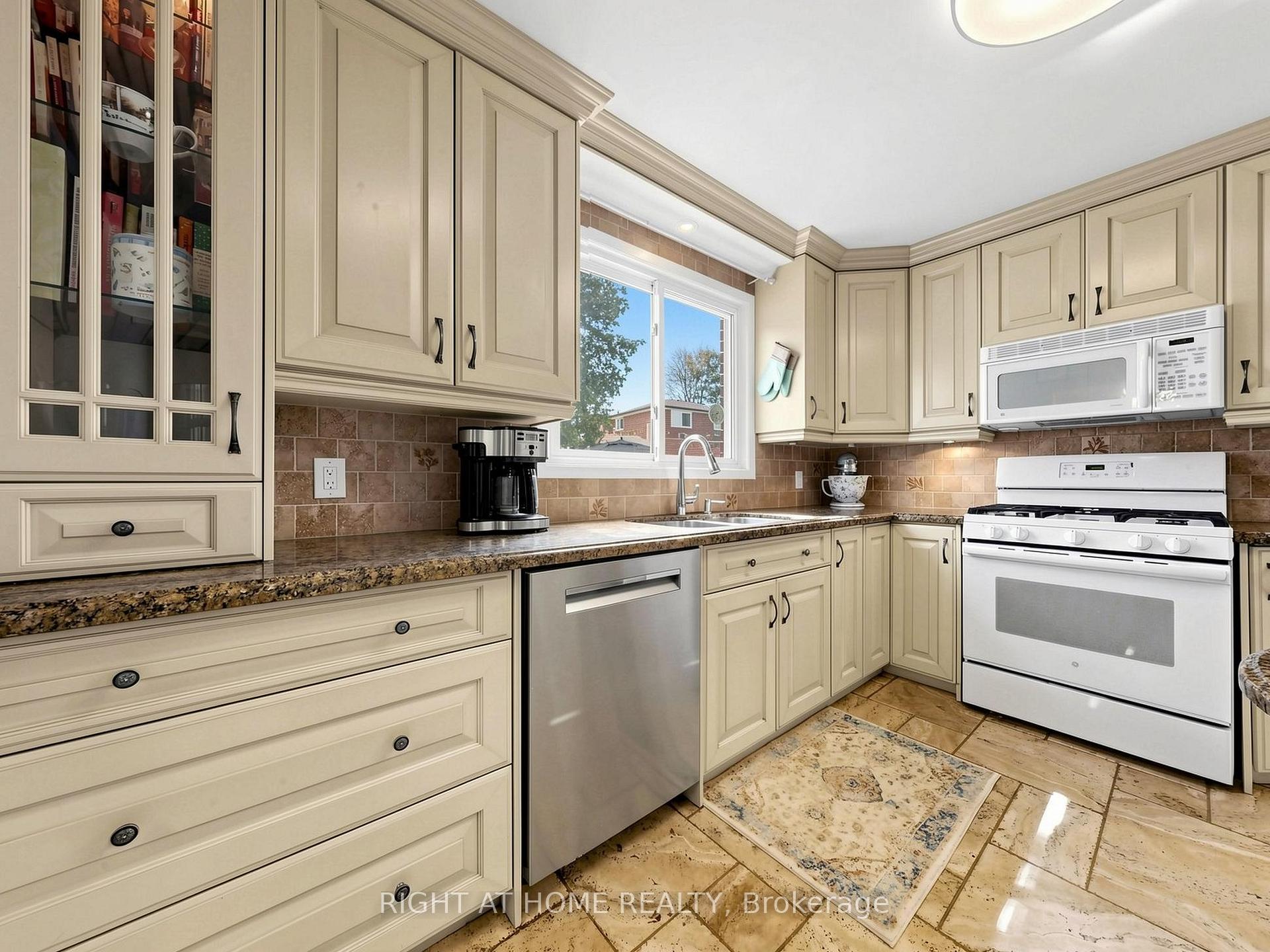 Photo 7 of 479 Bernhard Crescent, Oshawa, O'Neill — HOMEH