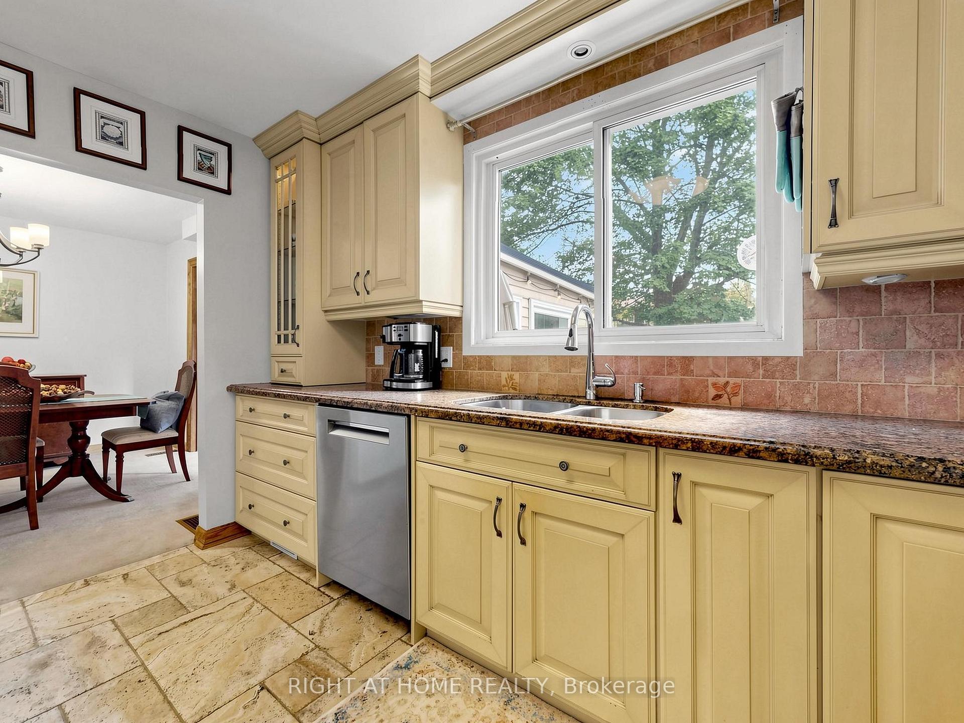 Photo 8 of 479 Bernhard Crescent, Oshawa, O'Neill — HOMEH