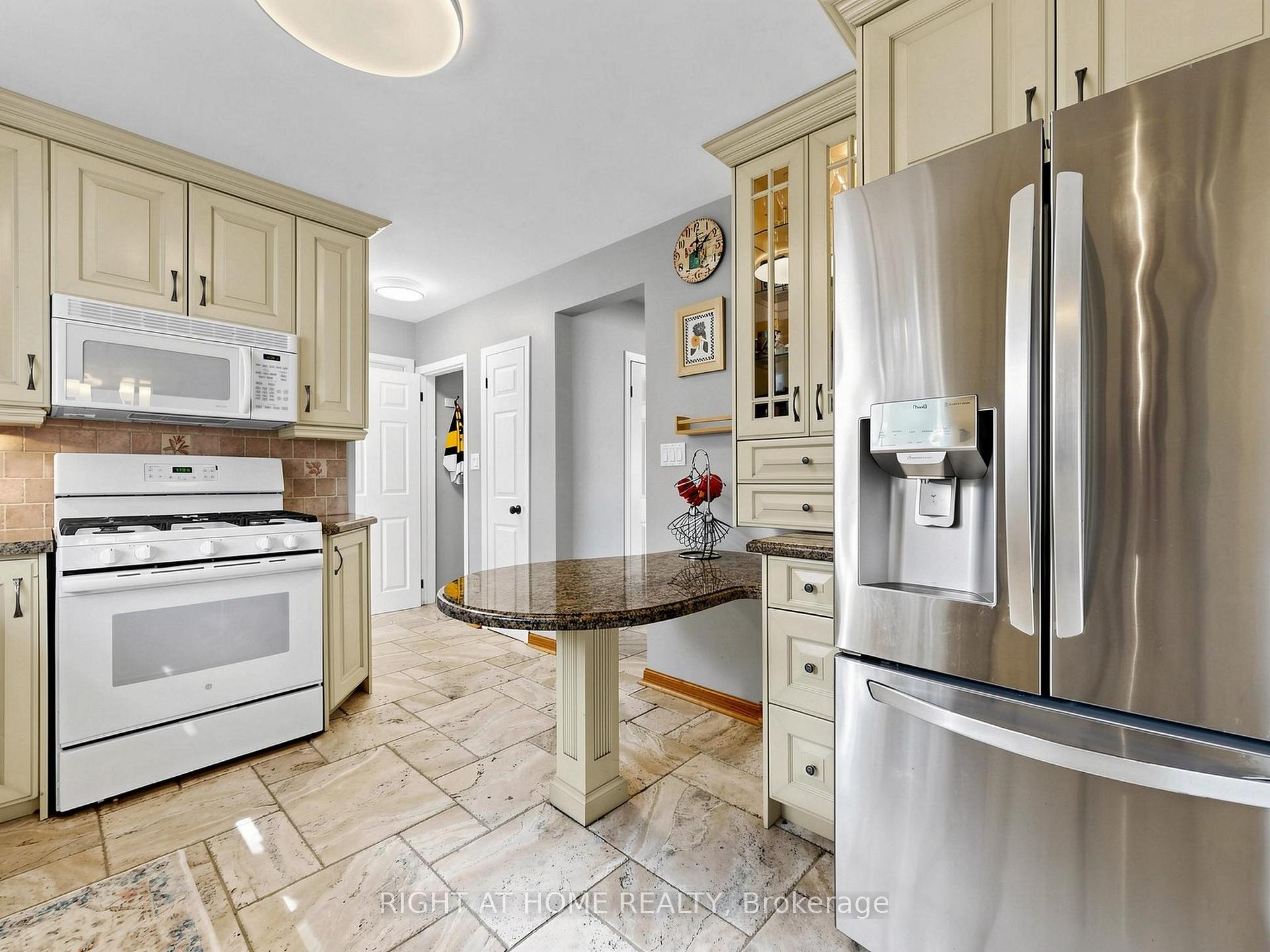 Photo 9 of 479 Bernhard Crescent, Oshawa, O'Neill — HOMEH