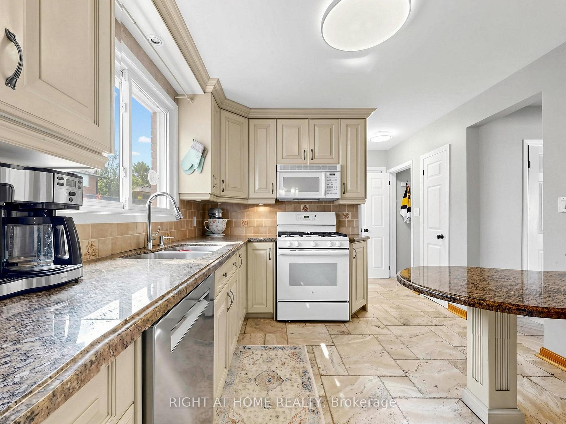 Photo 10 of 479 Bernhard Crescent, Oshawa, O'Neill — HOMEH
