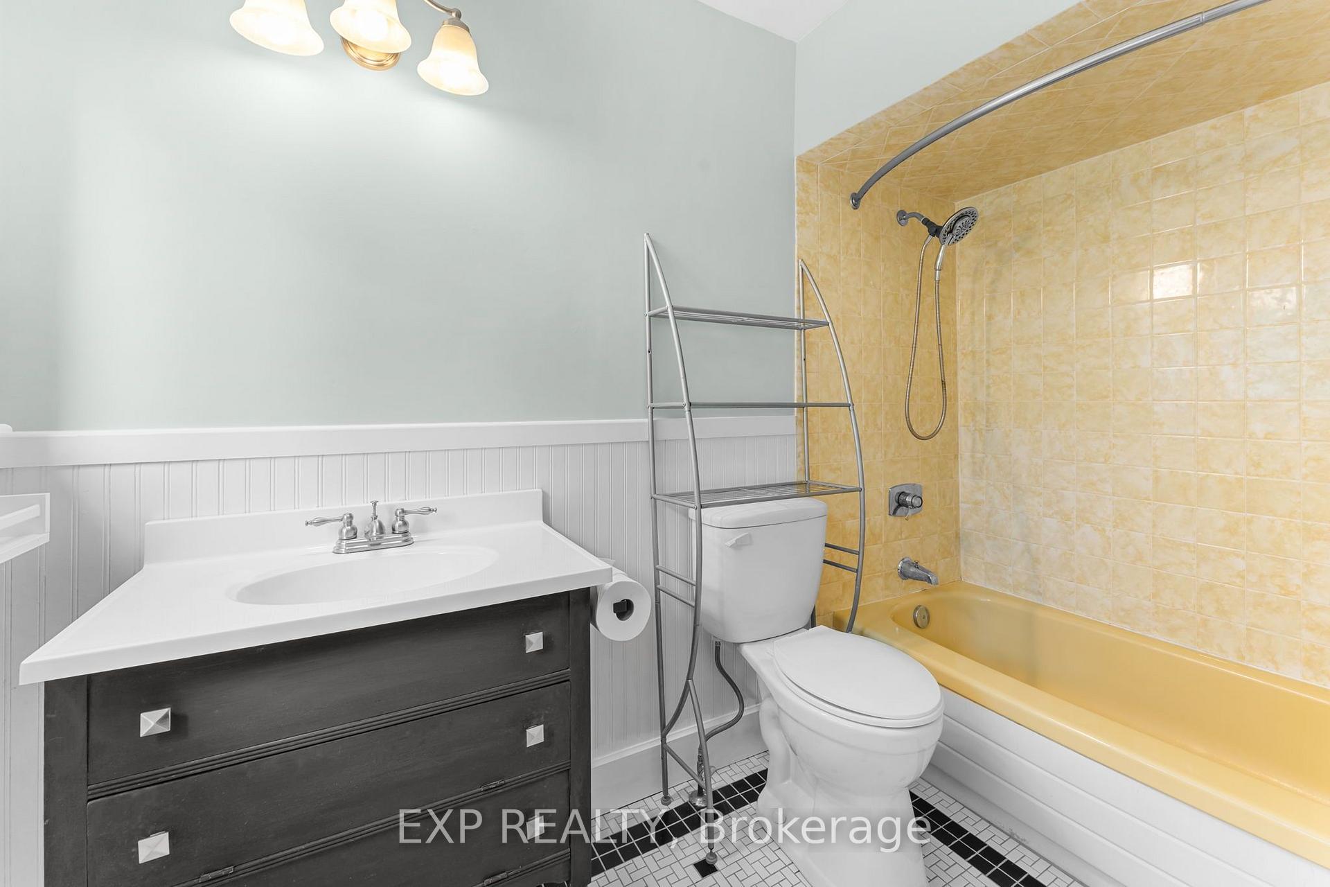 Photo 23 of 156 Park Row S, Hamilton, Delta — HOMEH