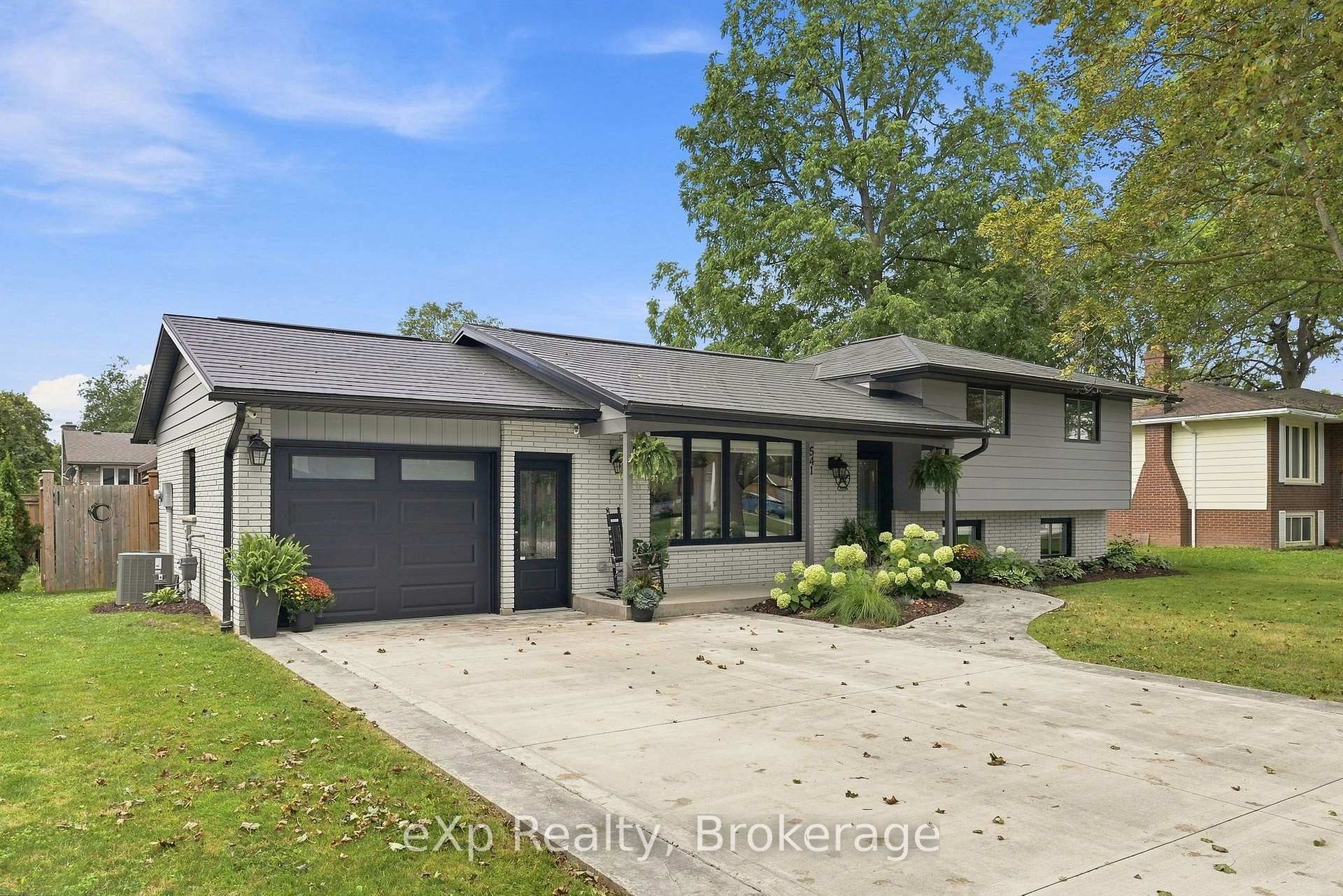 Photo 3 of 541 Oakview Crescent, Wellington North, Mount Forest — HOMEH