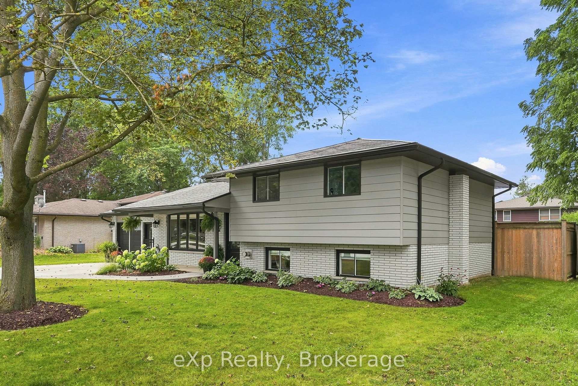 Photo 4 of 541 Oakview Crescent, Wellington North, Mount Forest — HOMEH
