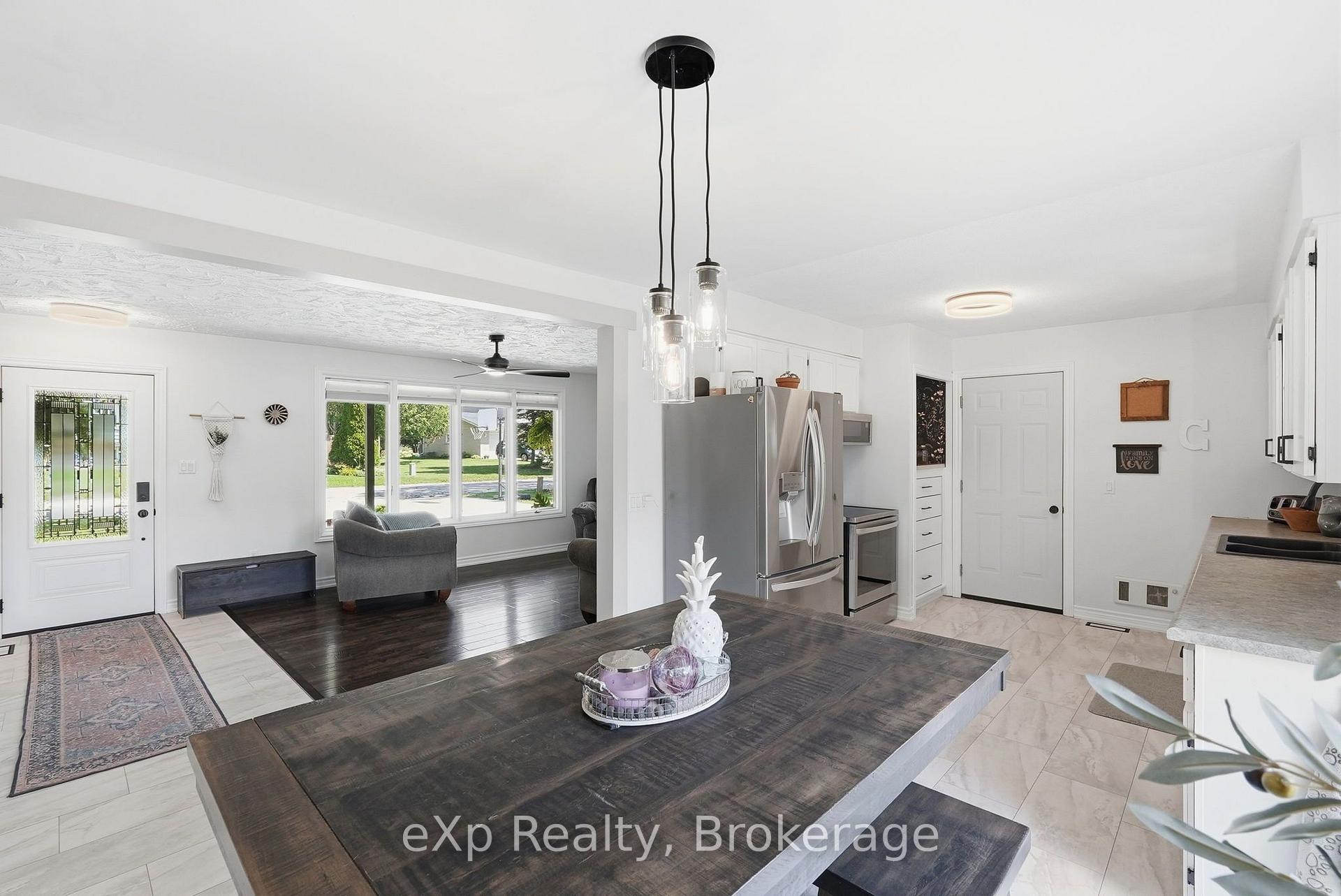 Photo 10 of 541 Oakview Crescent, Wellington North, Mount Forest — HOMEH