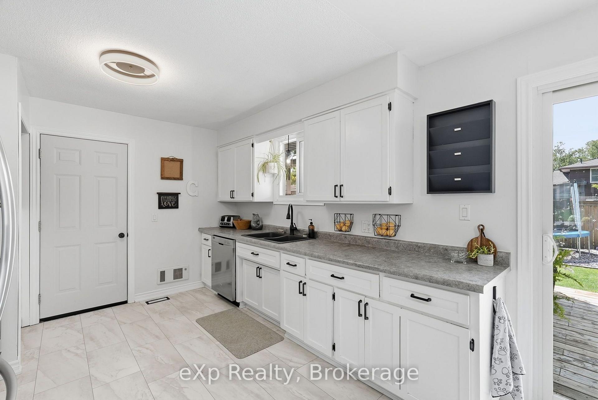 Photo 13 of 541 Oakview Crescent, Wellington North, Mount Forest — HOMEH