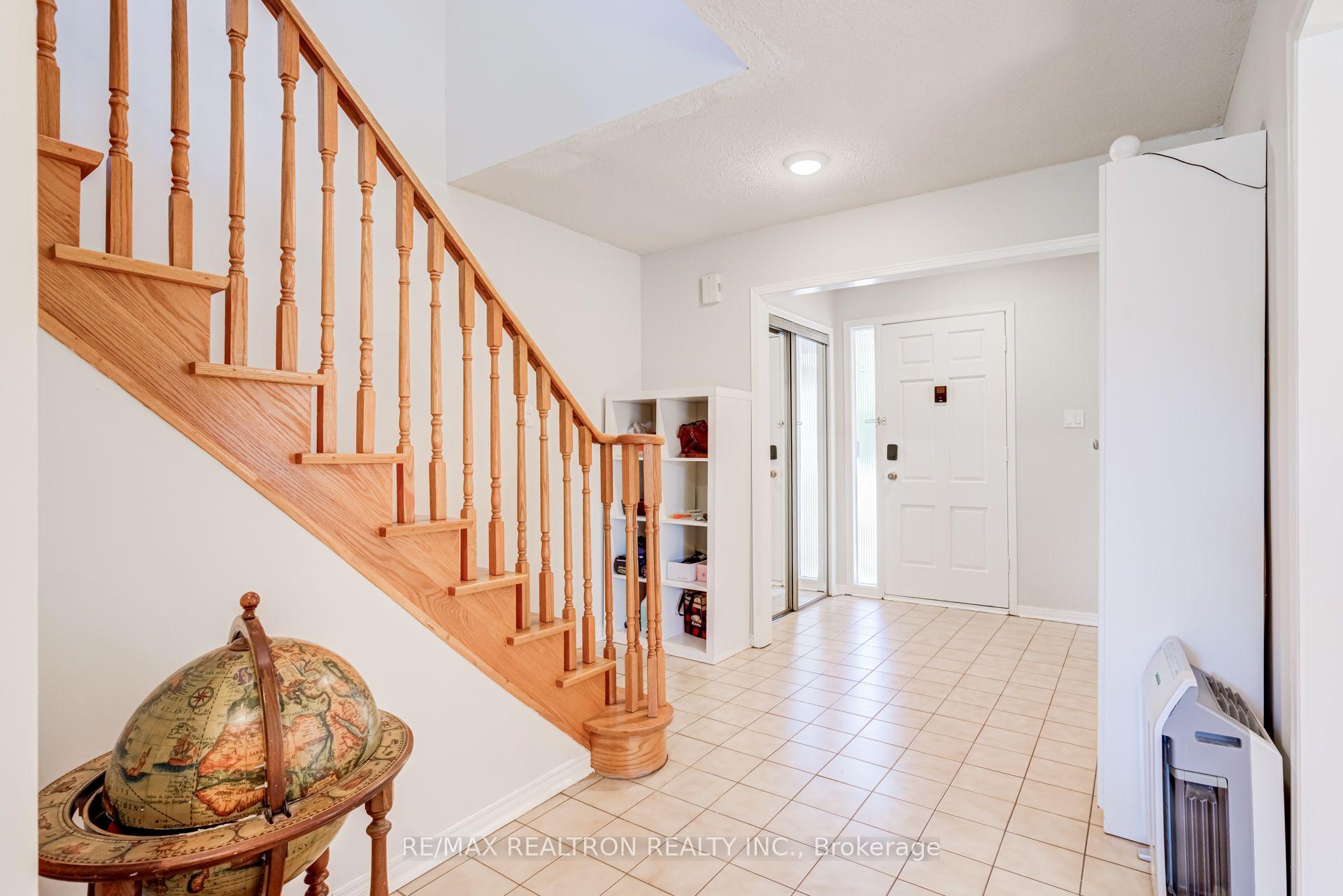 Photo 2 of 4379 Radisson Crescent, Mississauga, Central Erin Mills — HOMEH