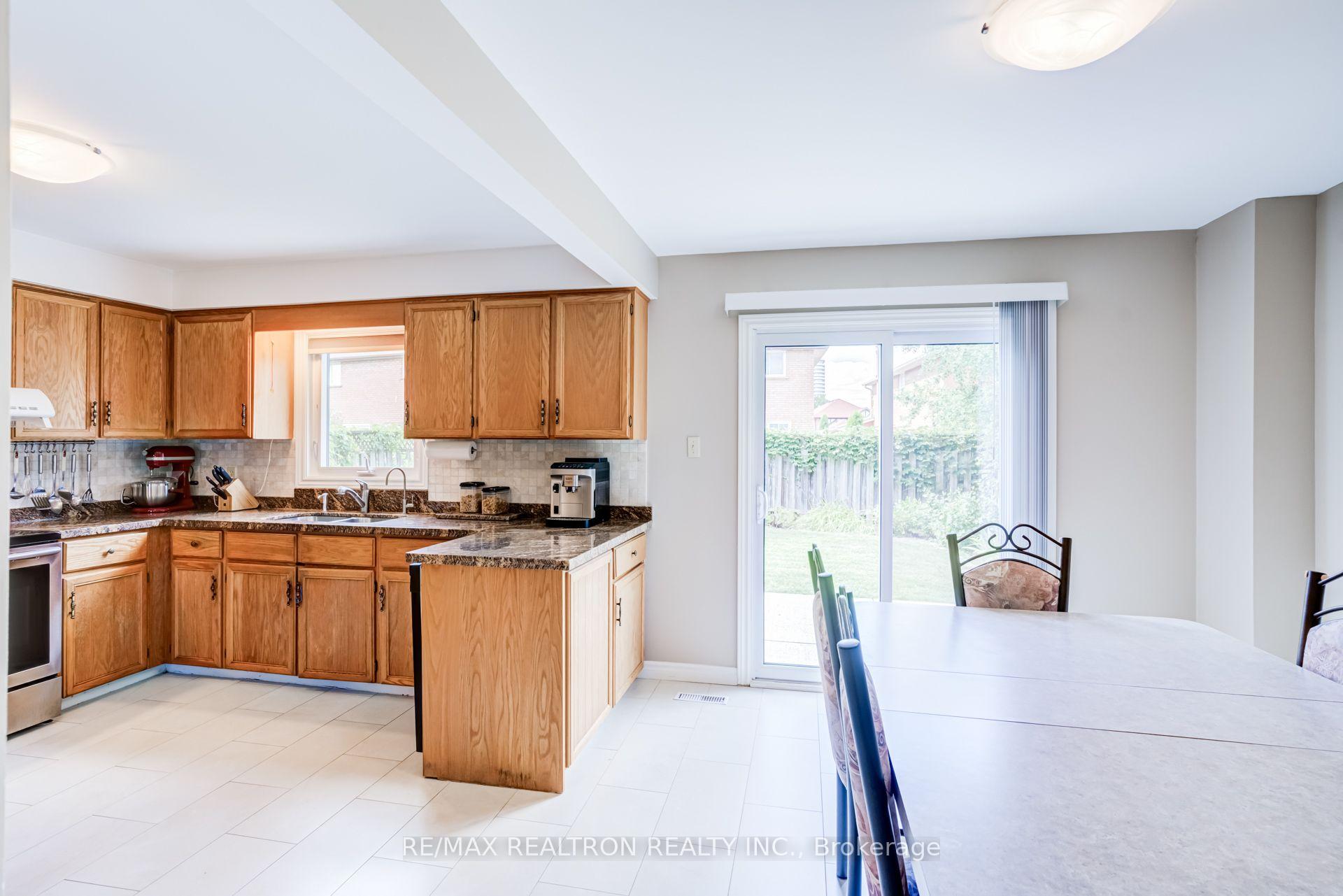 Photo 10 of 4379 Radisson Crescent, Mississauga, Central Erin Mills — HOMEH