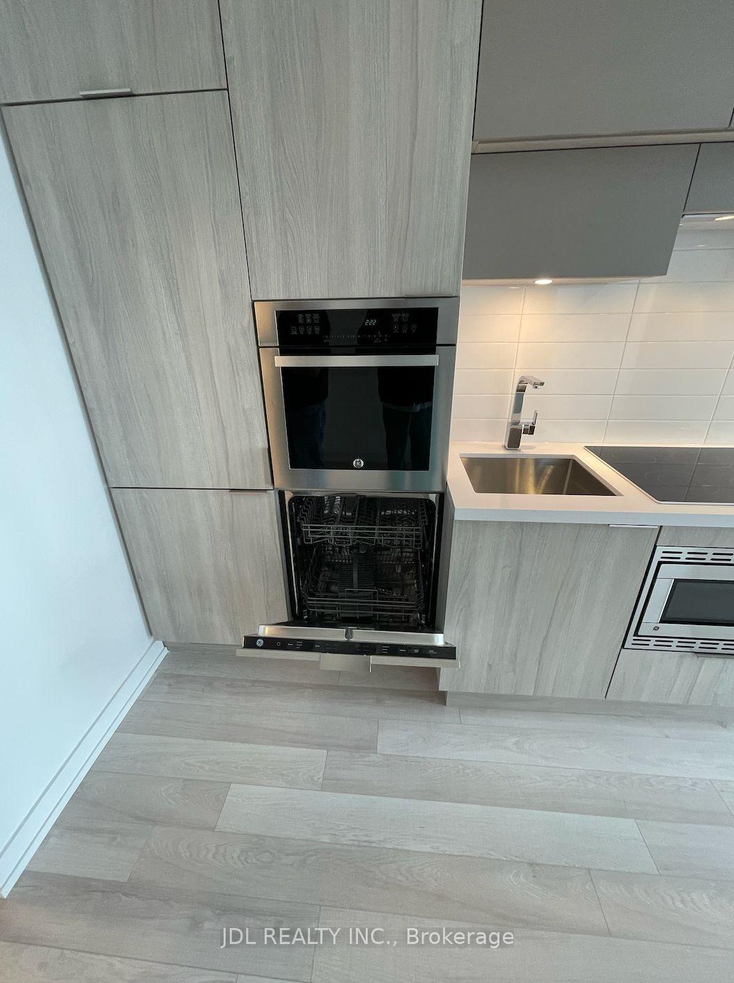 Photo 5 of 39 Roehampton Avenue, Toronto, Mount Pleasant West — HOMEH