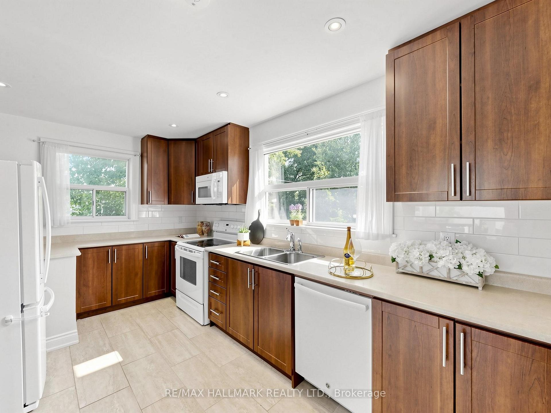 Photo 11 of 79 Cartier Crescent, Richmond Hill, Crosby — HOMEH