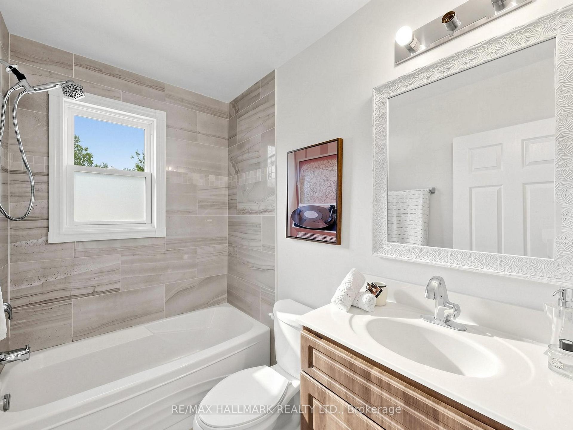 Photo 19 of 79 Cartier Crescent, Richmond Hill, Crosby — HOMEH