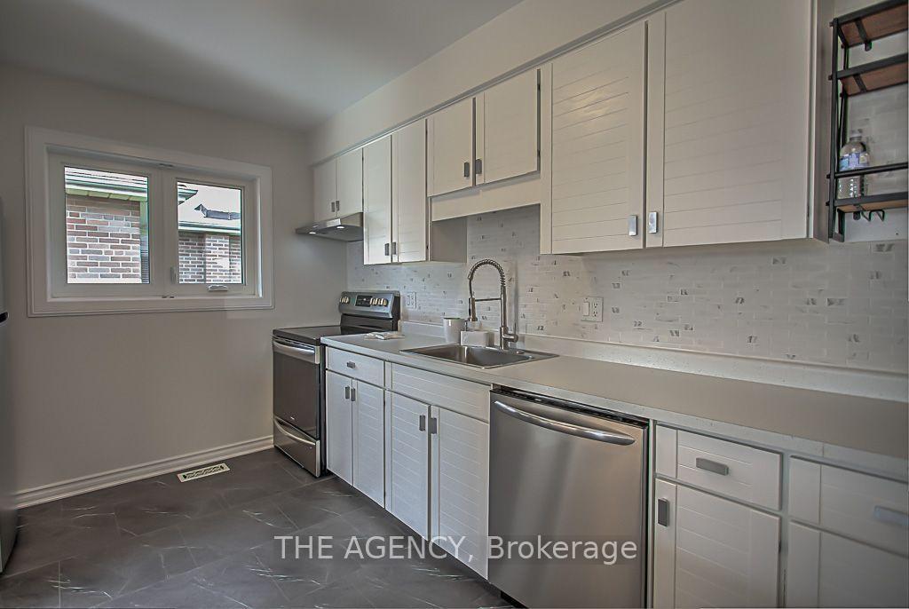 Photo 5 of 14 Wareside Road, Etobicoke, Etobicoke West Mall — HOMEH