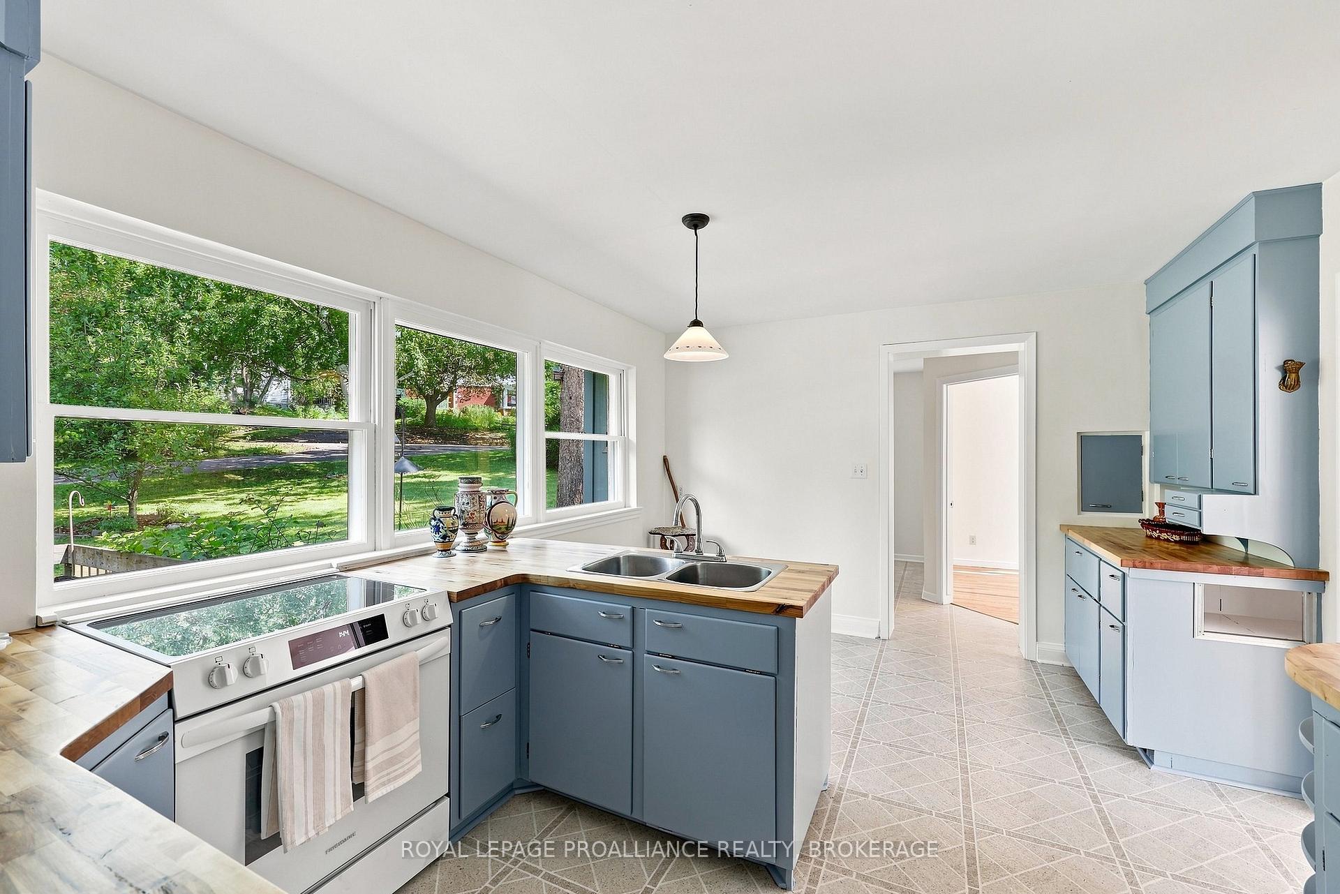 Photo 16 of 6 Grenville Crescent, Kingston, West of Sir John A. Blvd — HOMEH