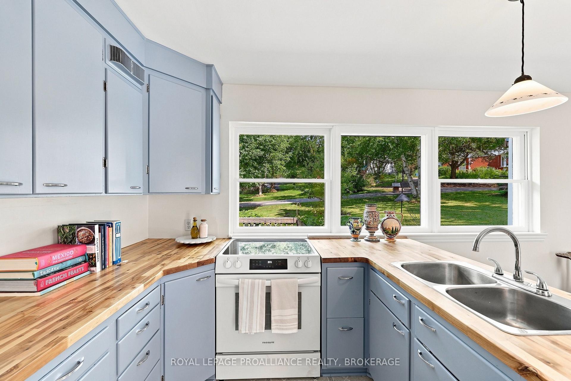 Photo 17 of 6 Grenville Crescent, Kingston, West of Sir John A. Blvd — HOMEH
