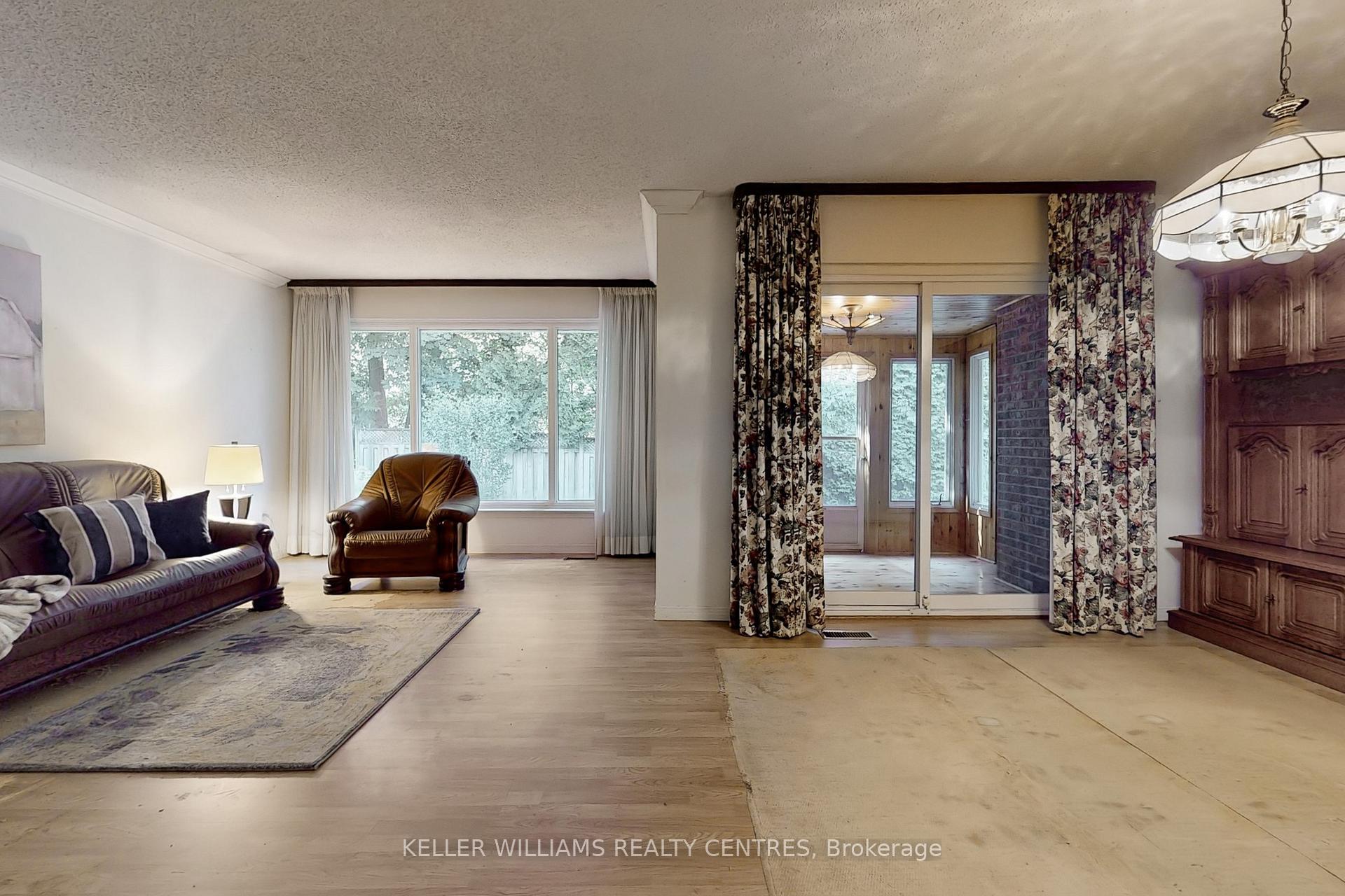 Photo 9 of 27 Hawthorne Lane, Aurora, Aurora Village — HOMEH
