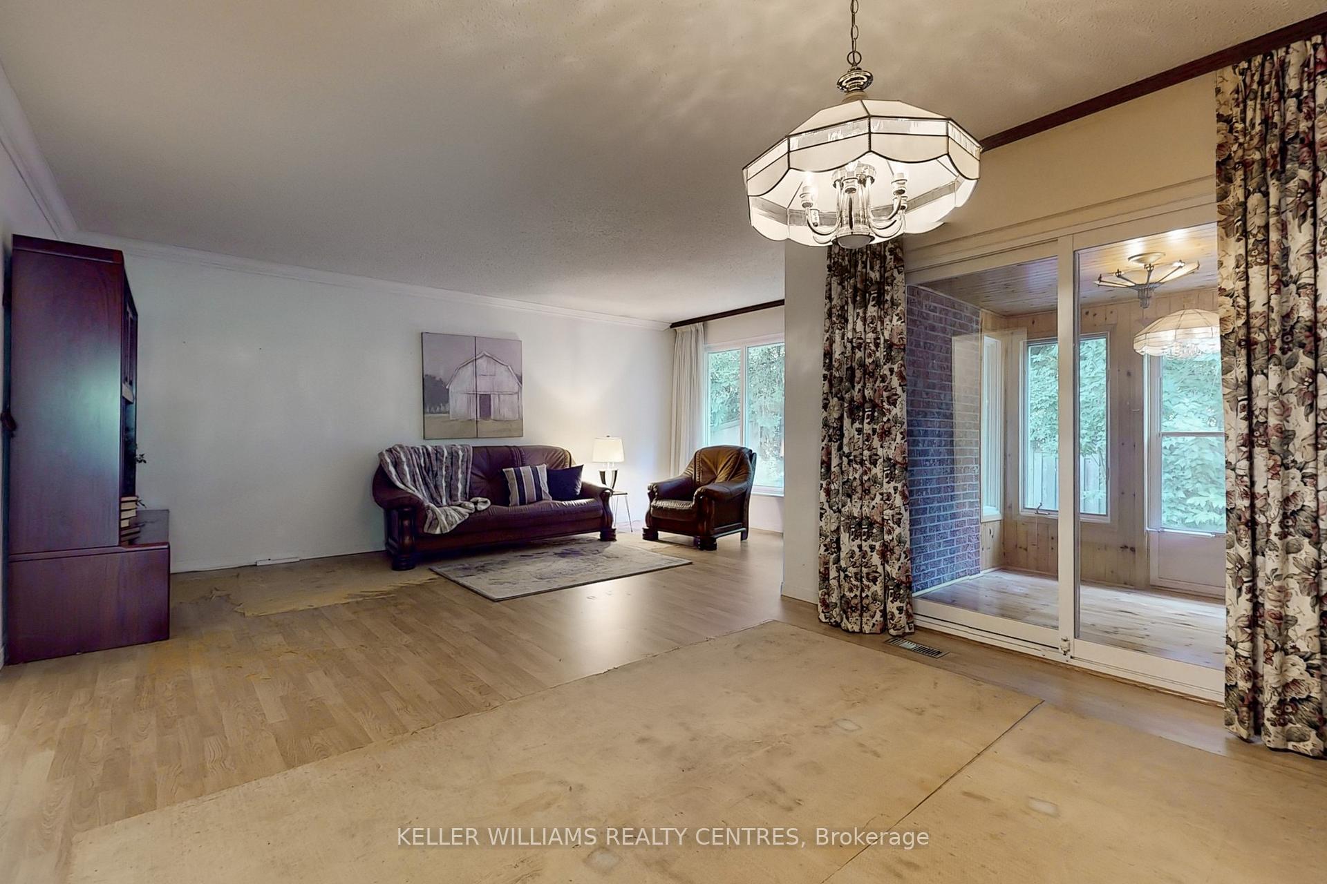 Photo 10 of 27 Hawthorne Lane, Aurora, Aurora Village — HOMEH
