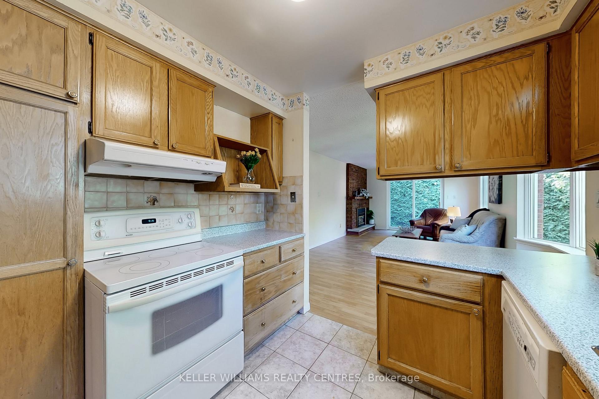 Photo 16 of 27 Hawthorne Lane, Aurora, Aurora Village — HOMEH