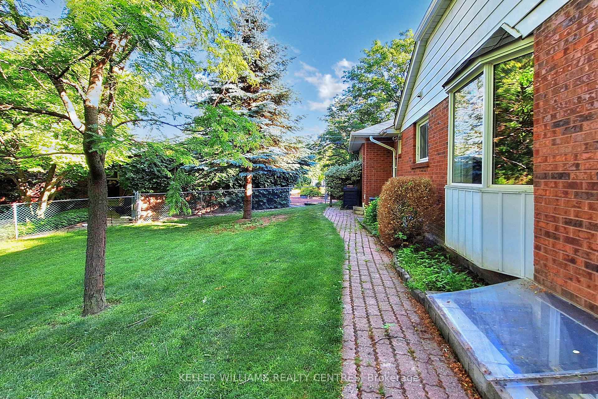Photo 30 of 27 Hawthorne Lane, Aurora, Aurora Village — HOMEH