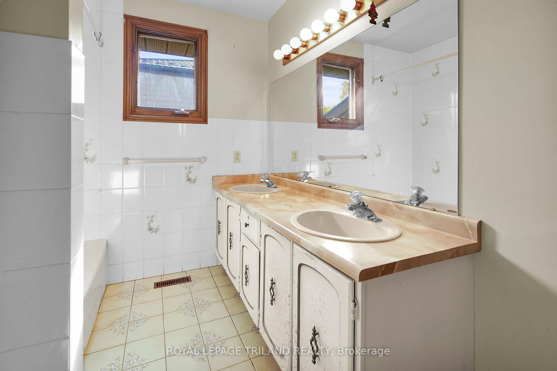 Photo 14 of 42 Applegreen Grove, London, South N — HOMEH