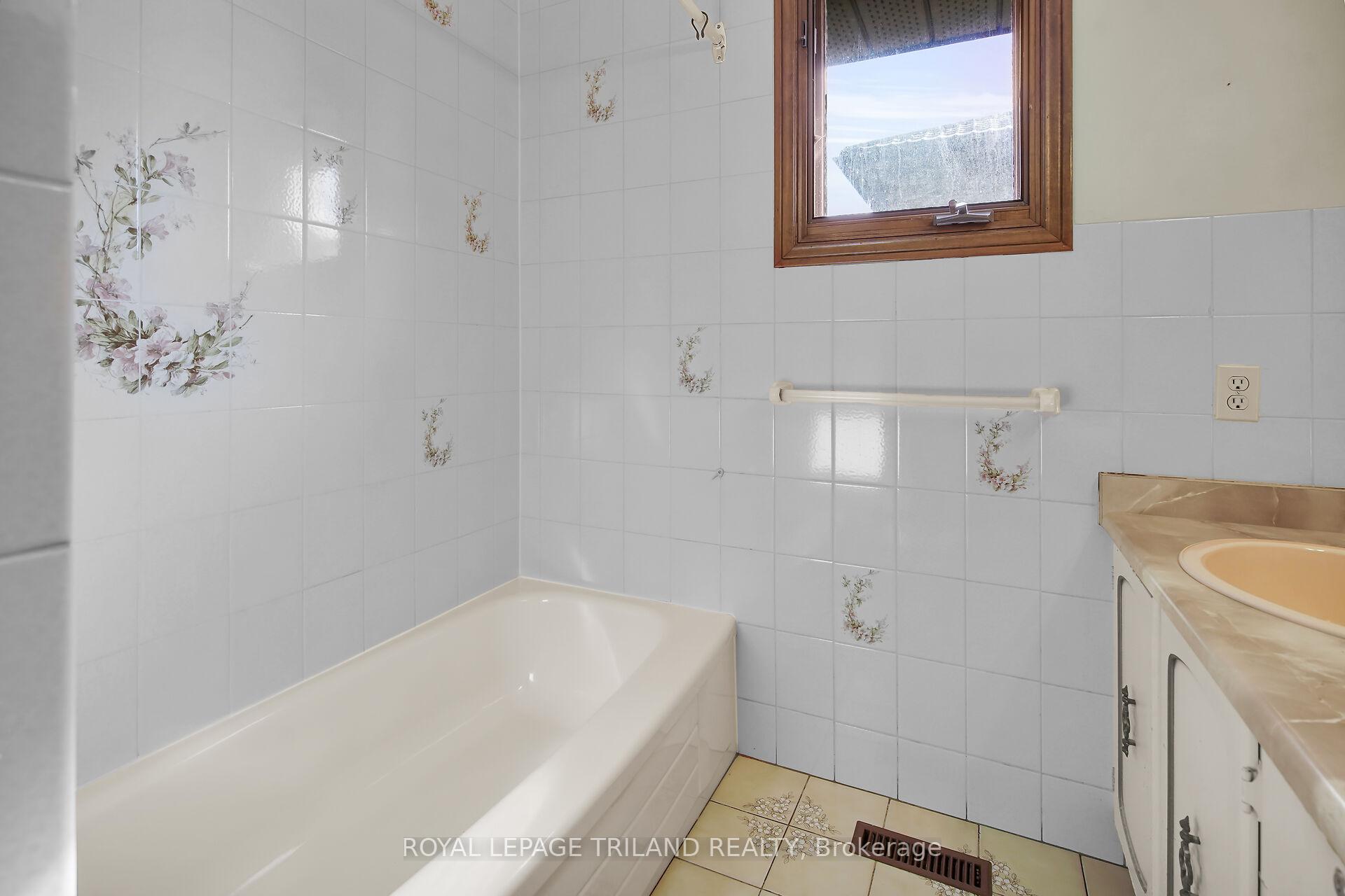 Photo 15 of 42 Applegreen Grove, London, South N — HOMEH