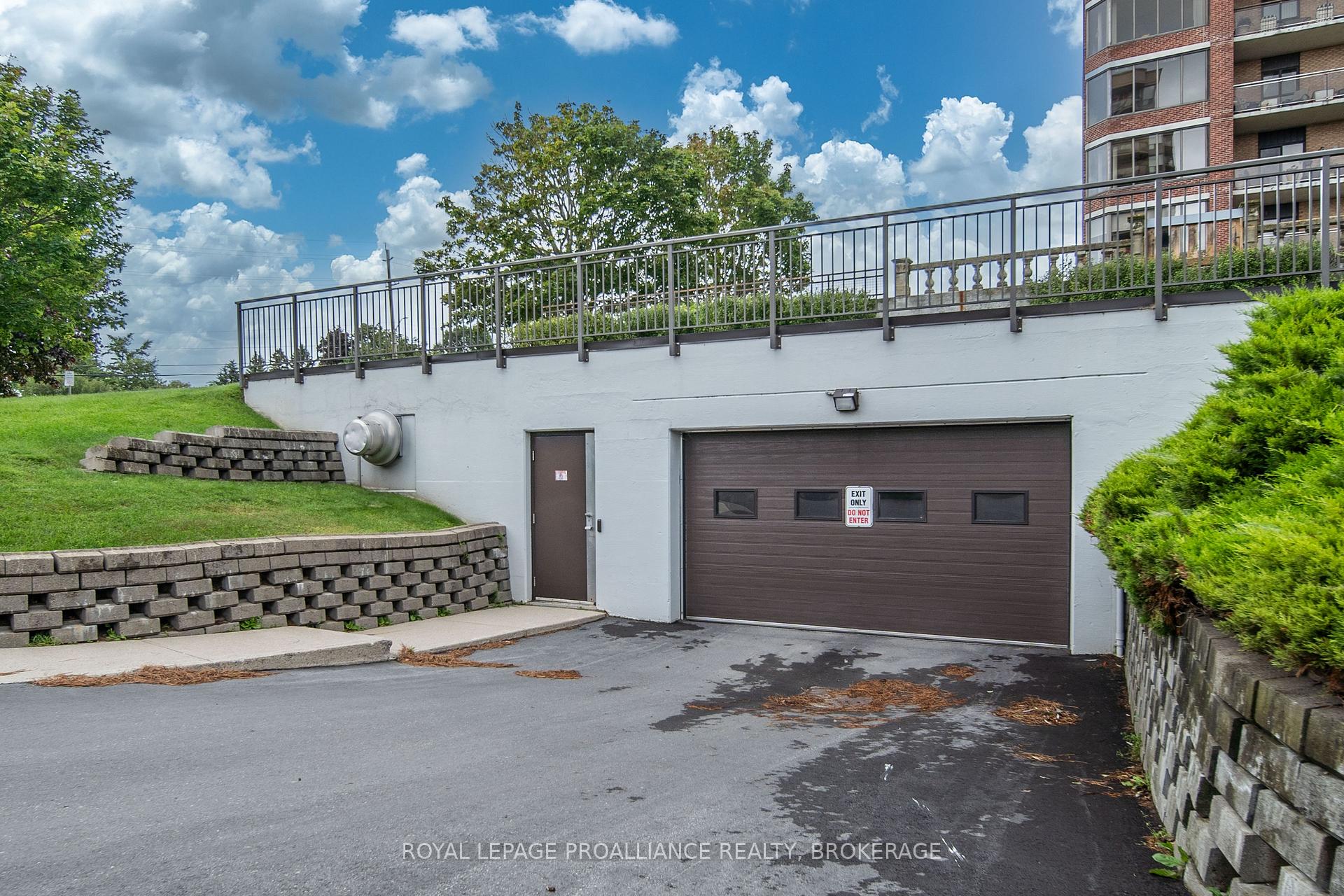 Photo 46 of Unit 1401, 1000 King Street W, Kingston, Central City West — HOMEH