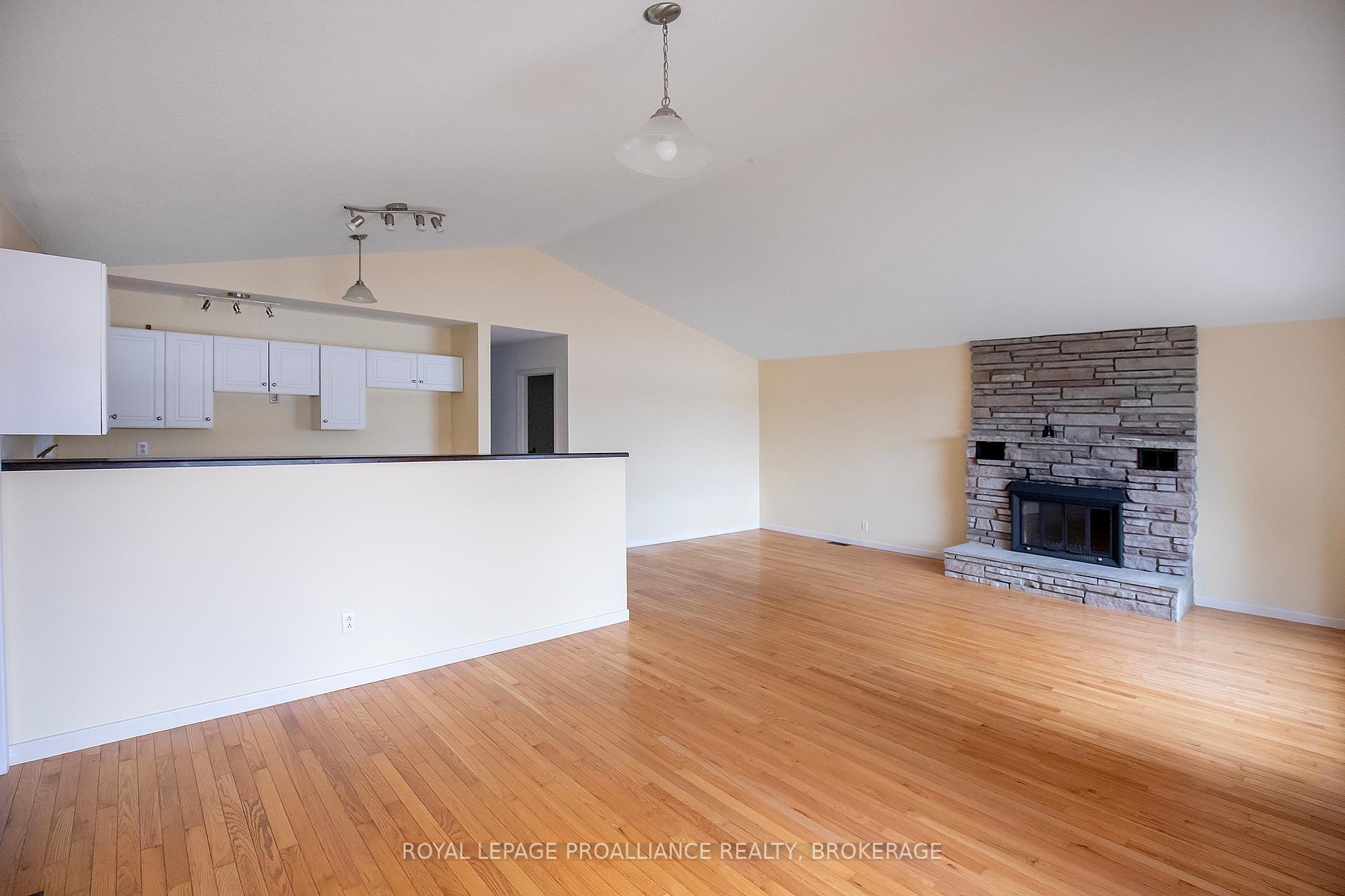 Photo 3 of 4502 Red Maple Lane, Frontenac, Frontenac South — HOMEH