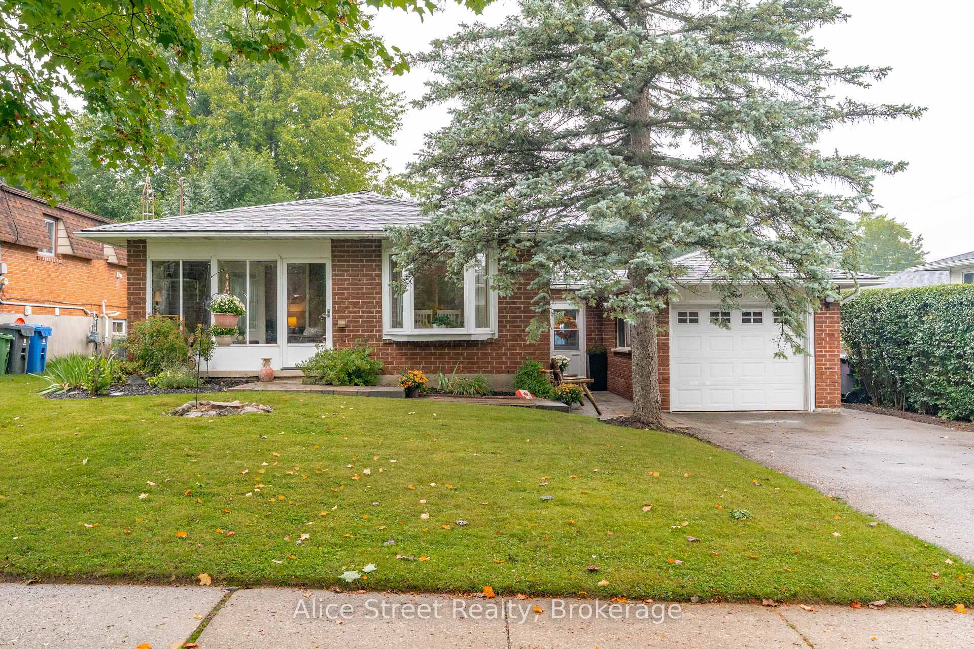 Photo 2 of 5 Glenbrook Drive, Guelph, Victoria North — HOMEH