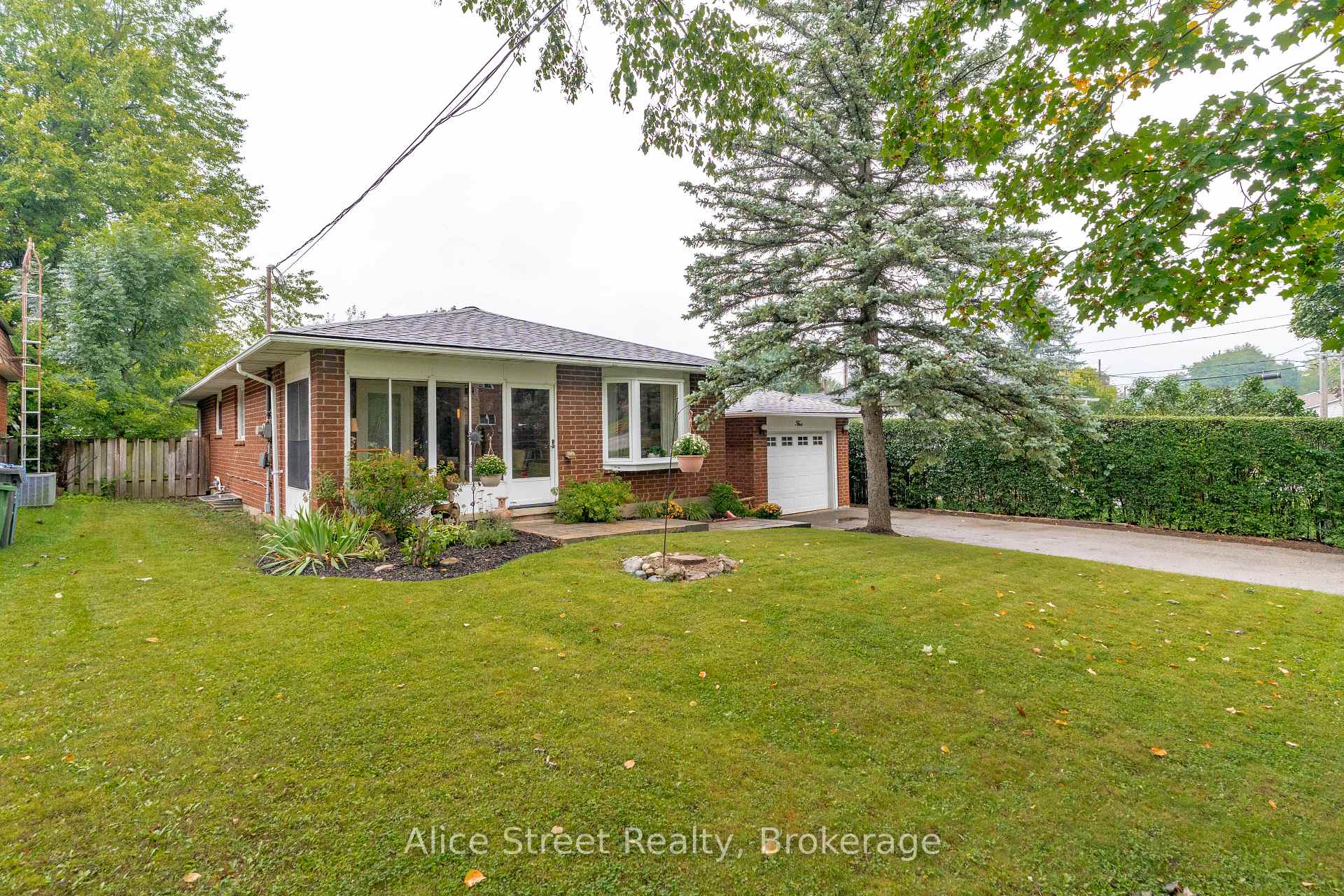 Photo 3 of 5 Glenbrook Drive, Guelph, Victoria North — HOMEH