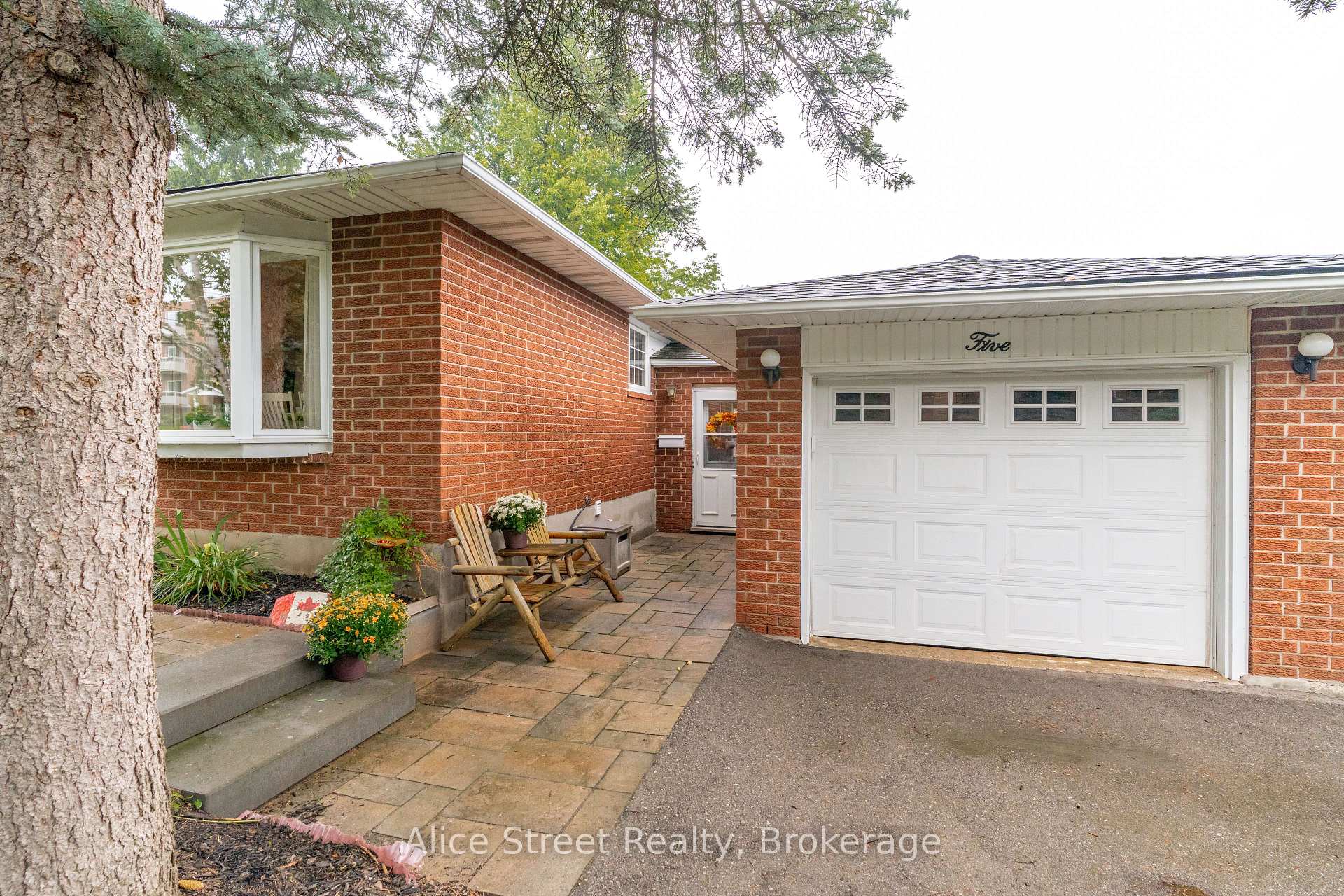 Photo 5 of 5 Glenbrook Drive, Guelph, Victoria North — HOMEH