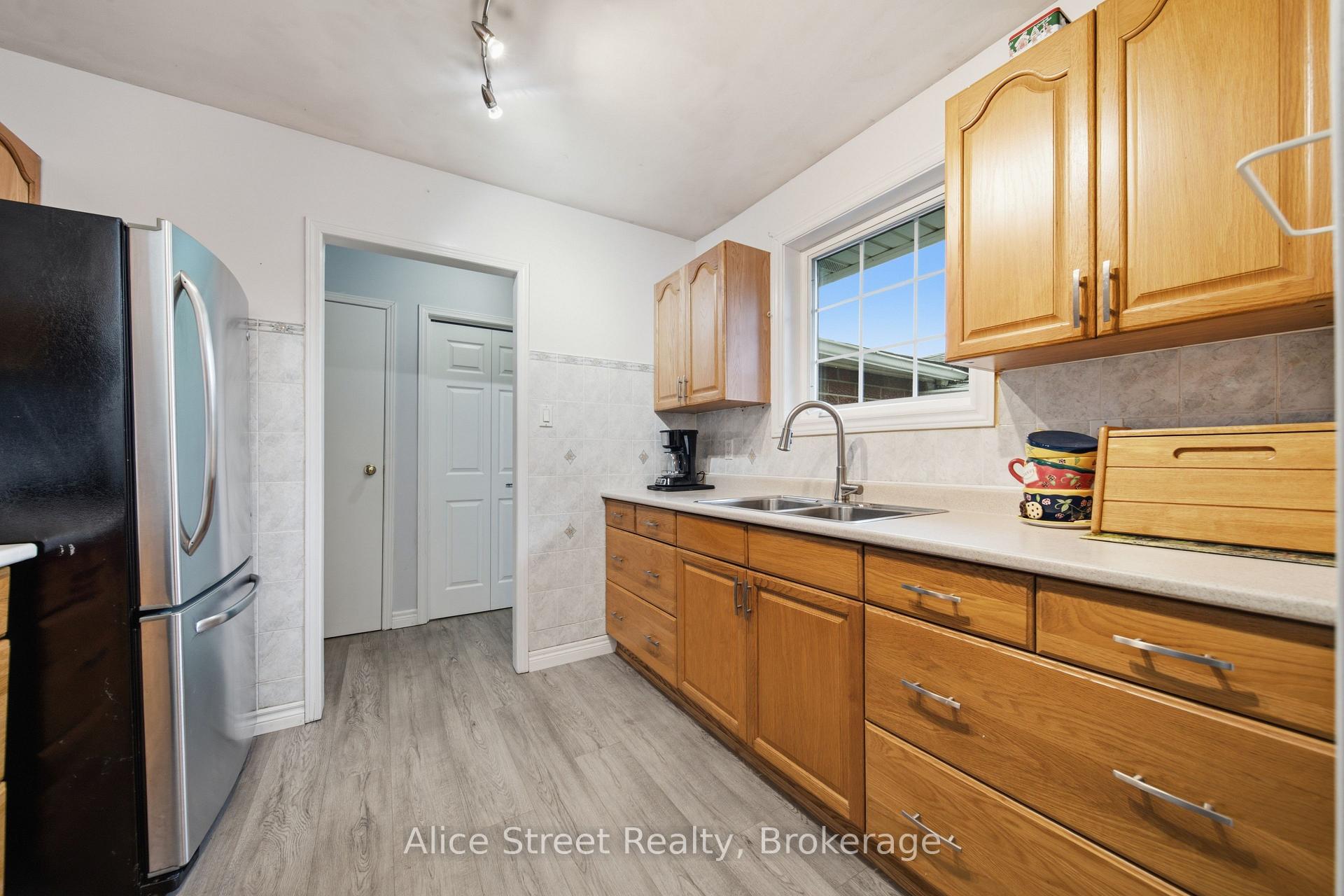 Photo 16 of 5 Glenbrook Drive, Guelph, Victoria North — HOMEH