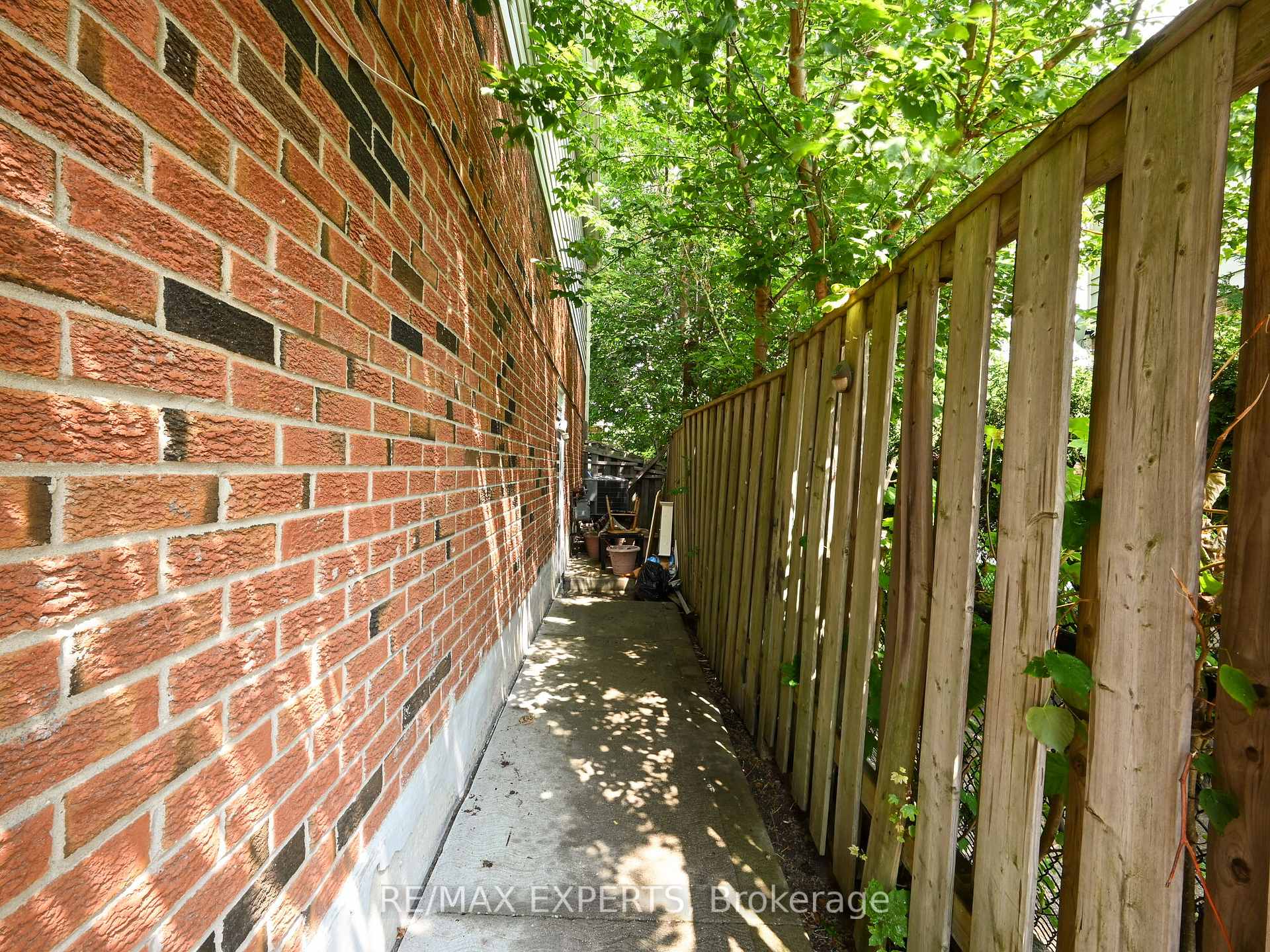 Photo 2 of 32 Morton Way, Brampton, Fletcher's West — HOMEH