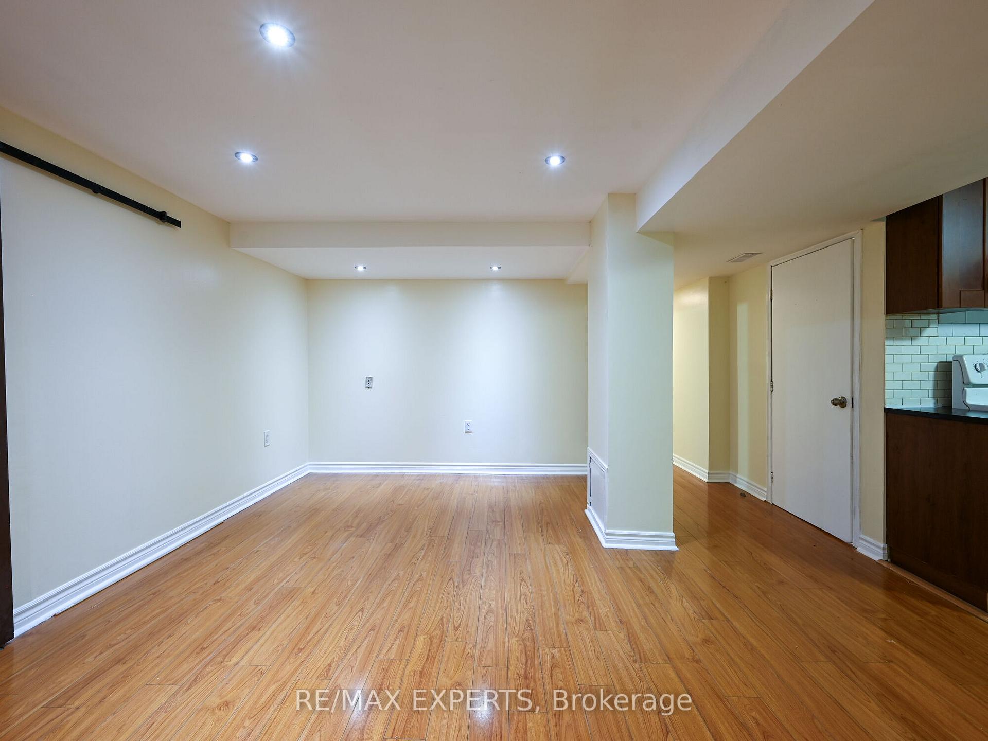 Photo 4 of 32 Morton Way, Brampton, Fletcher's West — HOMEH