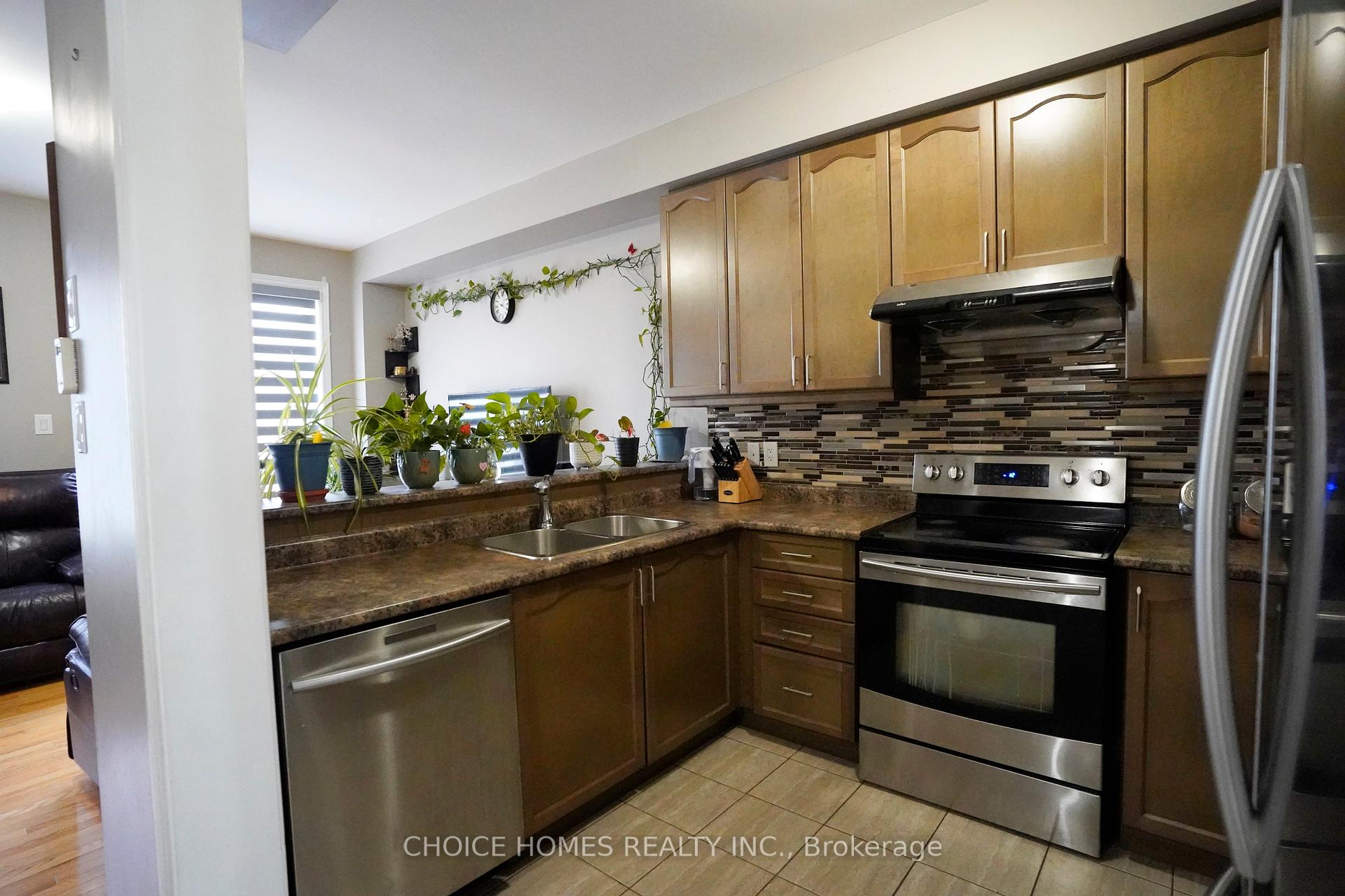 Photo 9 of 71 Pendulum Circle, Brampton, Sandringham-Wellington — HOMEH