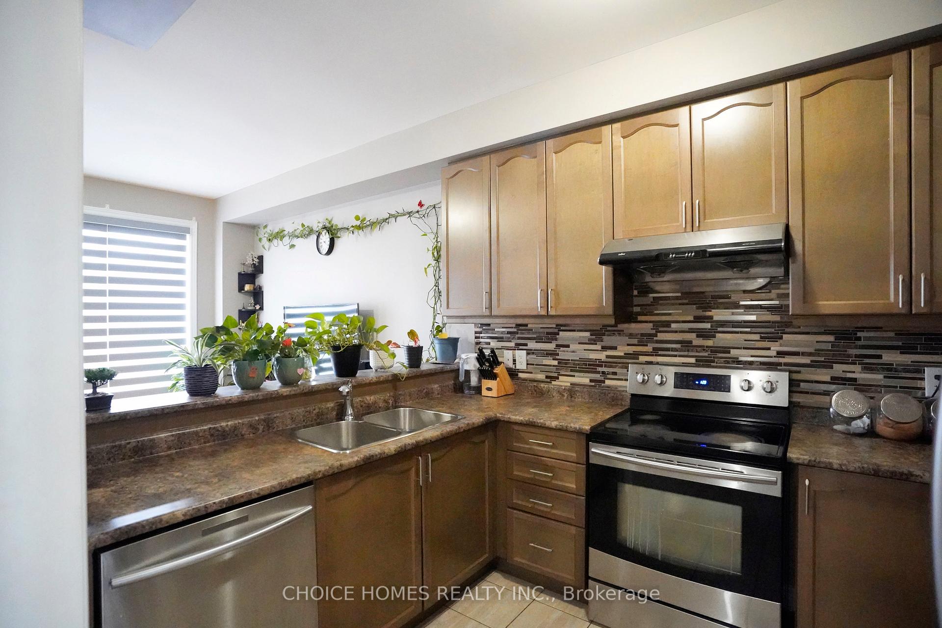 Photo 10 of 71 Pendulum Circle, Brampton, Sandringham-Wellington — HOMEH